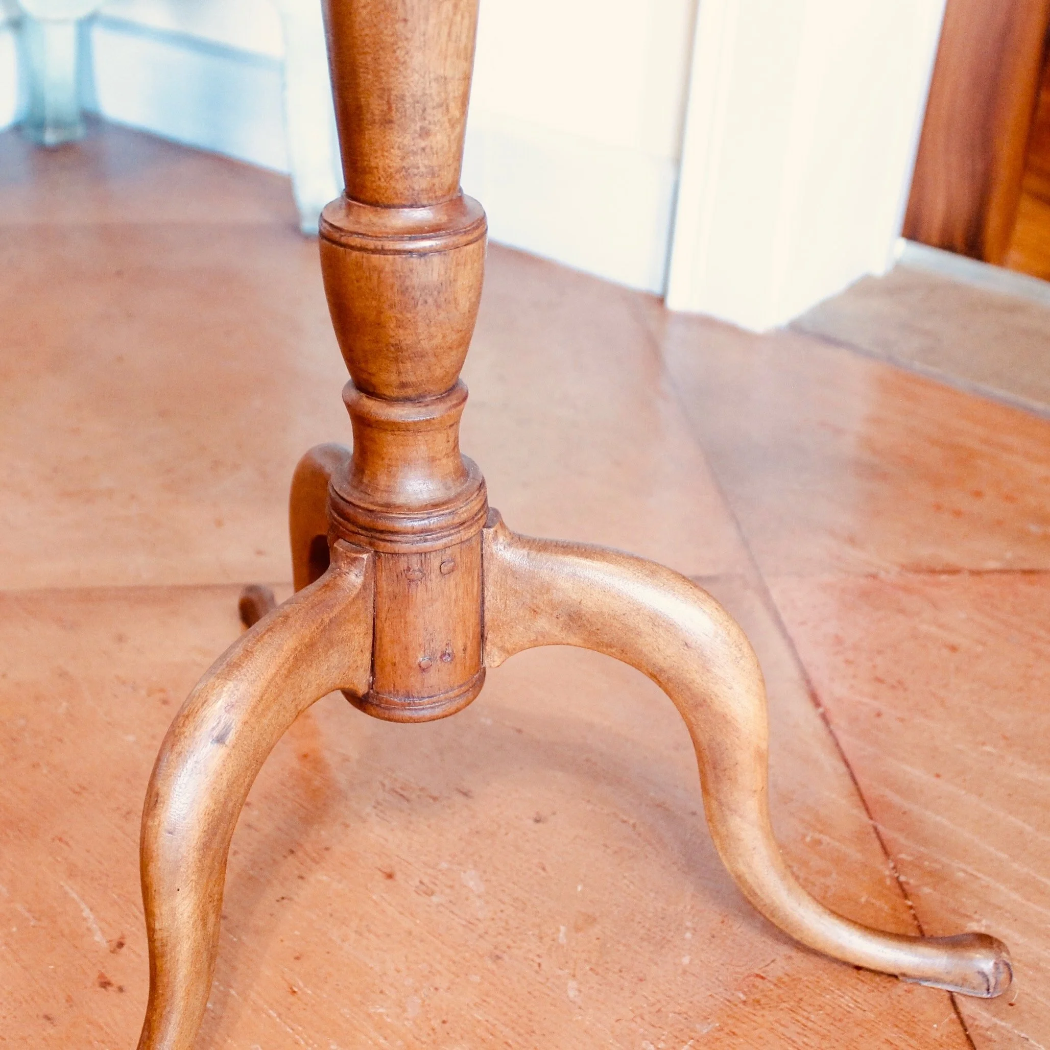 American-Federal-Octagonal-Top-Candle-Stand-Occasional-Table-base
