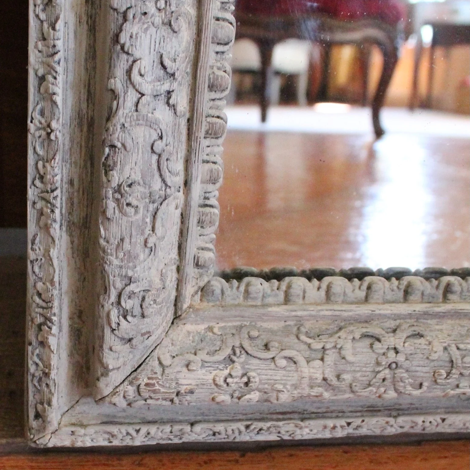 French-Régence-carved-grey-painted-Mirror (8)-corner