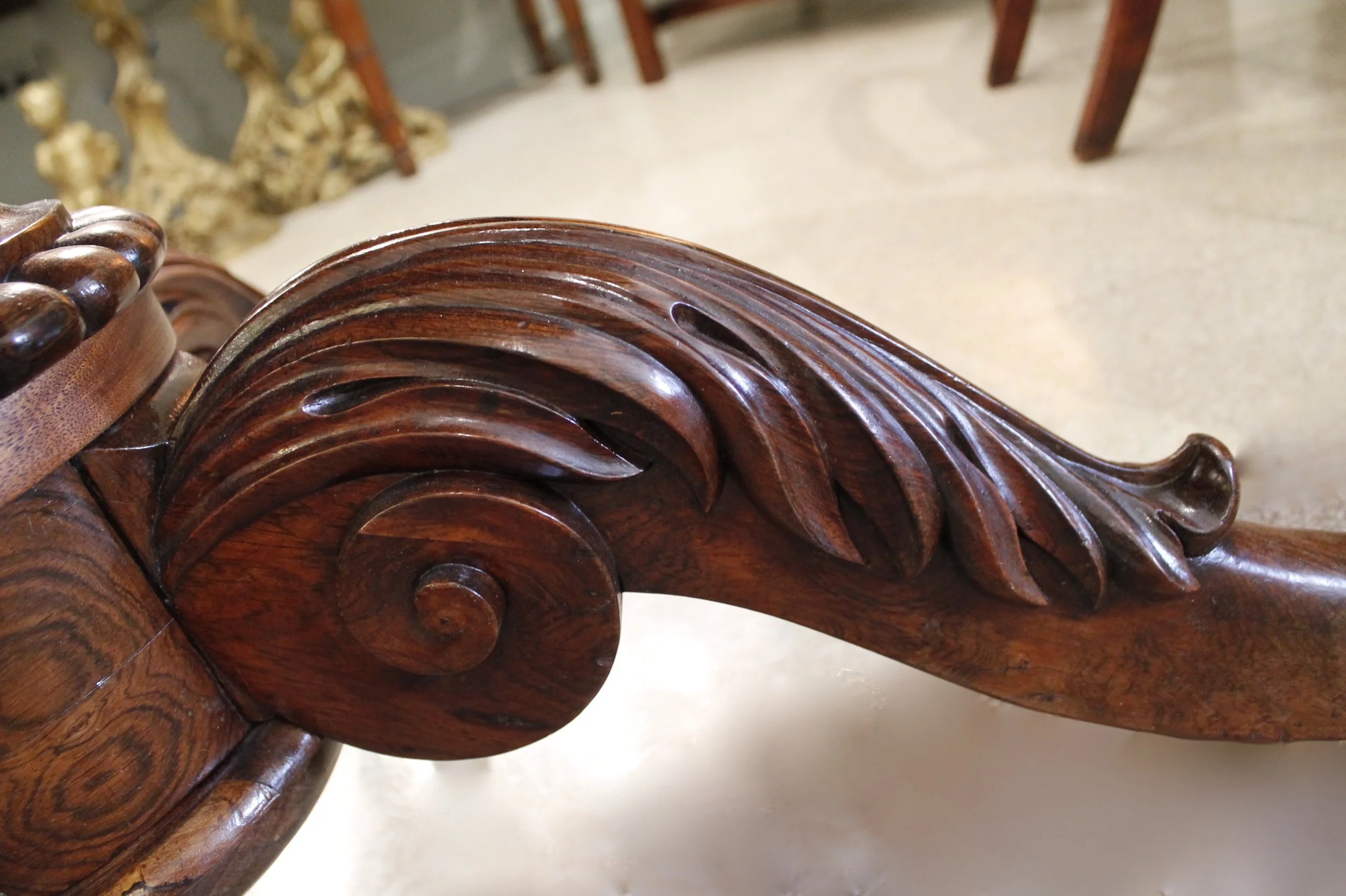 Anglo Indian Oval Rosewood Center Table or Breakfast Table with Carved Pedestal Base, 19th Century