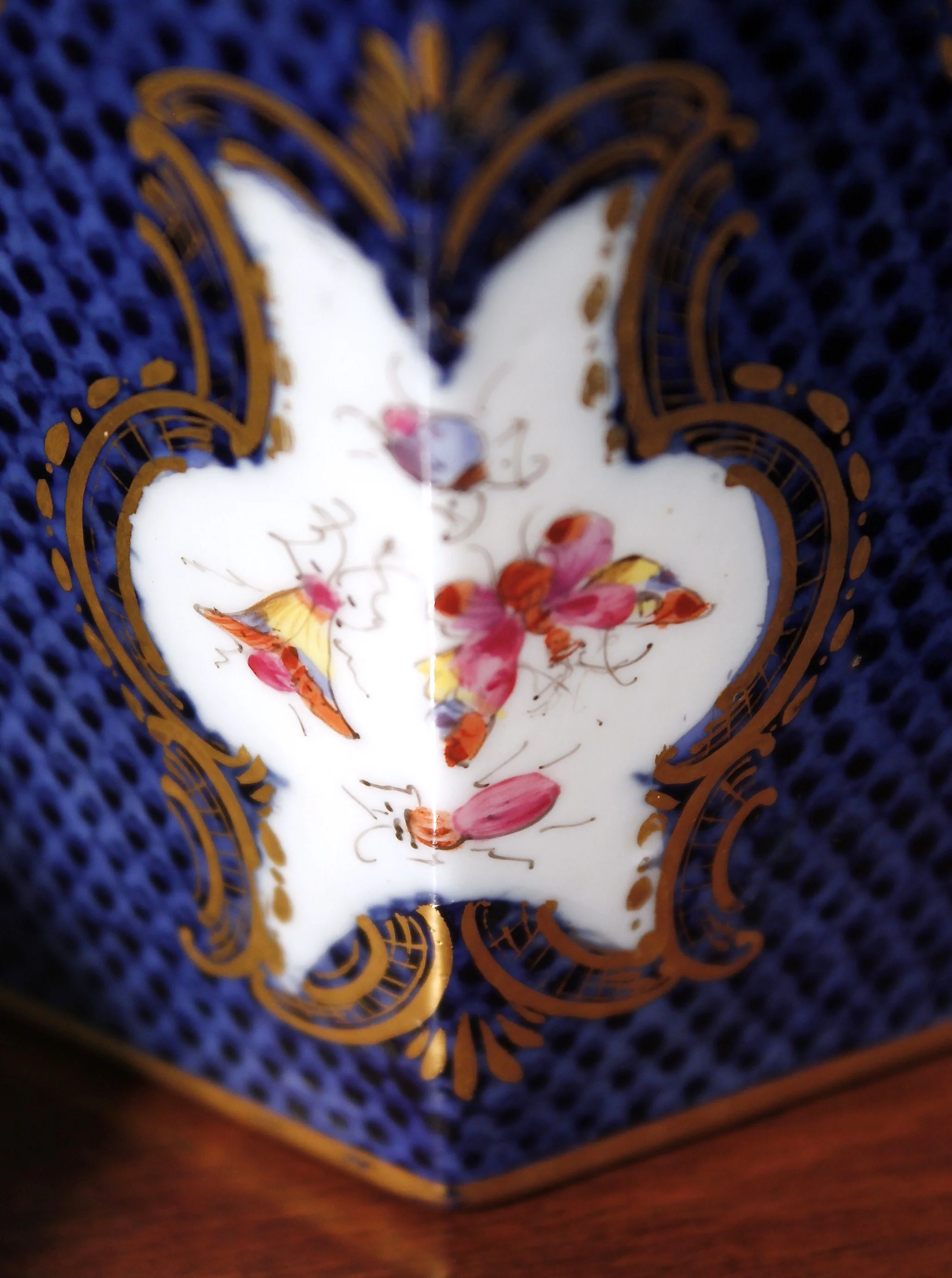 Garniture of English “Chelsea Bird’ Pattern PorcelainGarniture of English “Chelsea Bird’ Pattern Porcelain