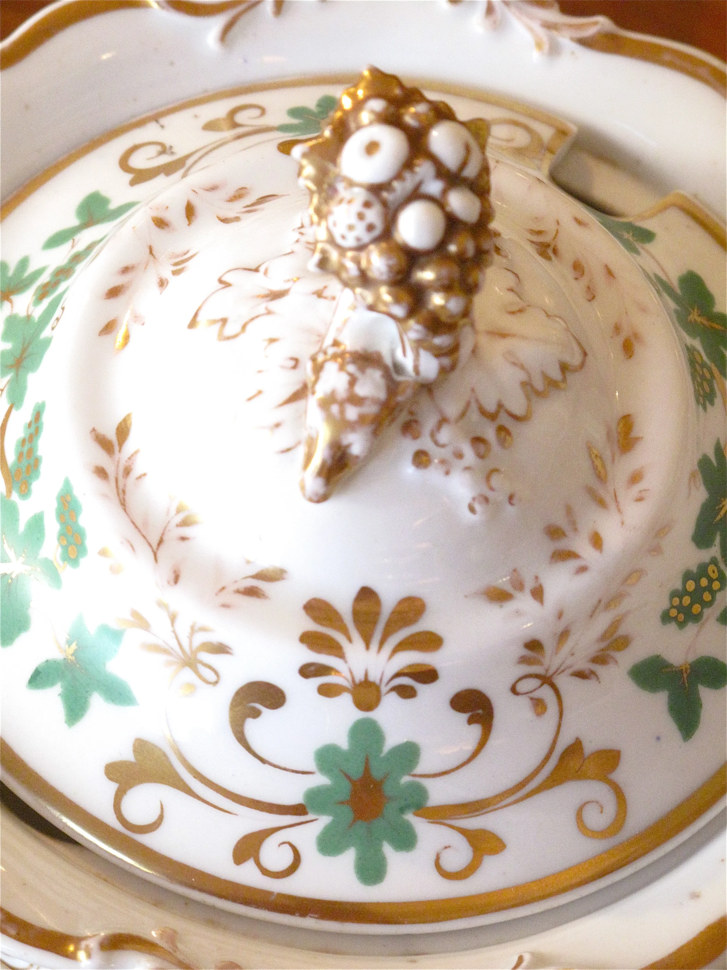 Pair of English Porcelain Covered Sauce Tureens, 19th Century