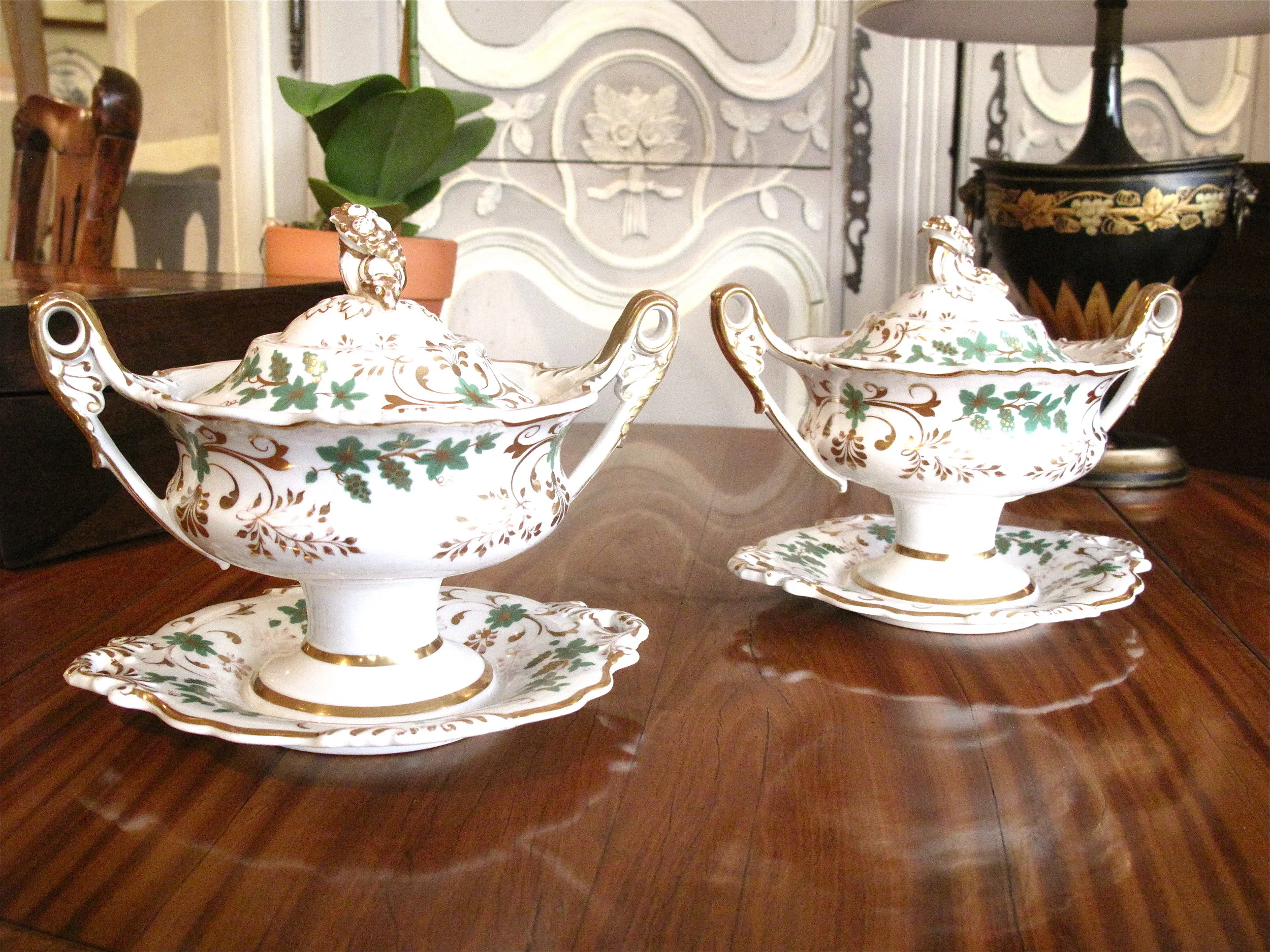 Pair of English Porcelain Covered Sauce Tureens, 19th Century