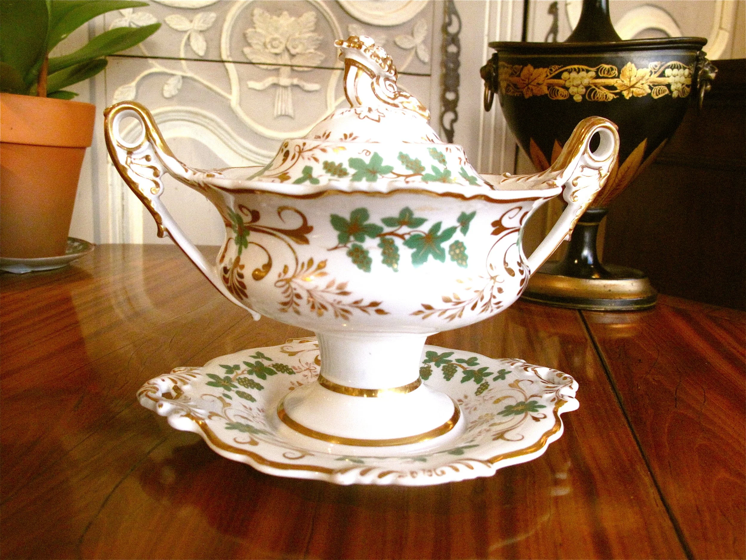 Pair of English Porcelain Covered Sauce Tureens, 19th Century