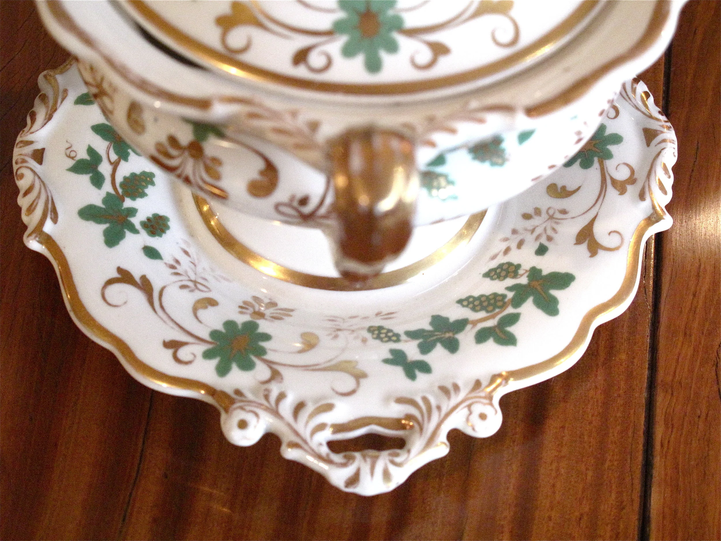 Pair of English Porcelain Covered Sauce Tureens, 19th Century