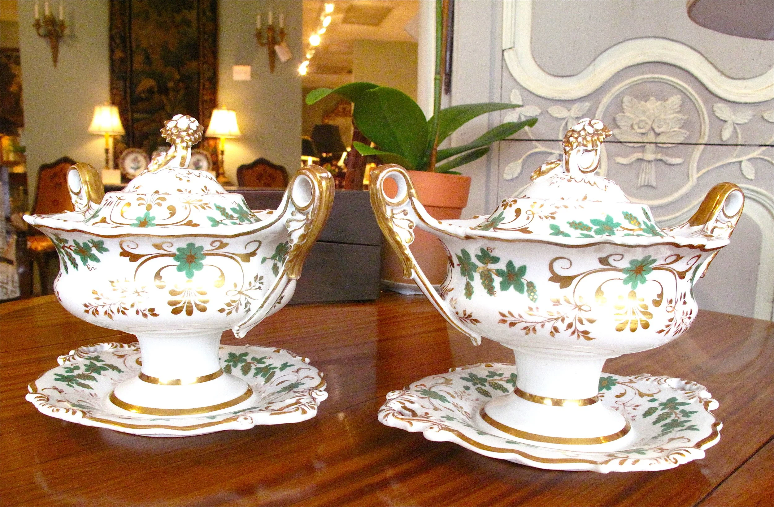 Pair of English Porcelain Covered Sauce Tureens, 19th Century
