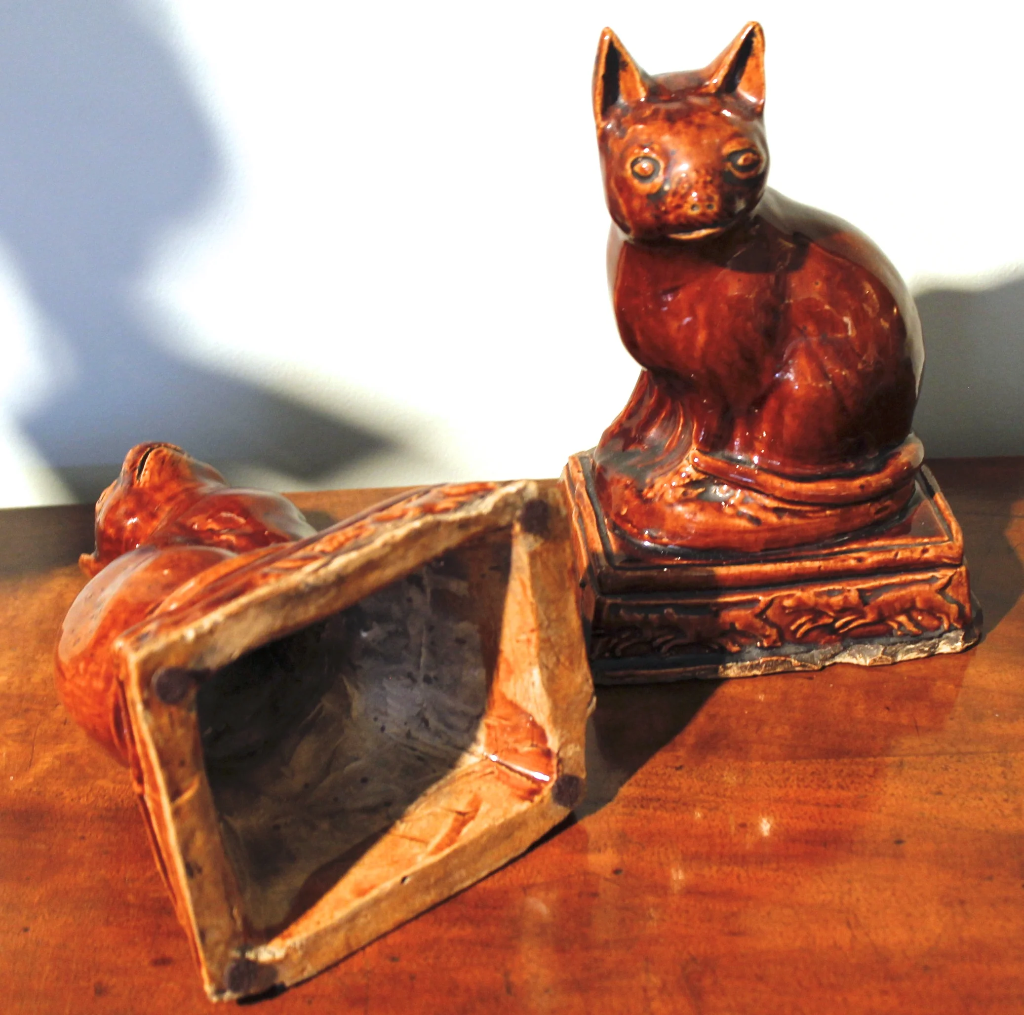 Rare Pair of American Rockingham Glaze Cats, 19th Century