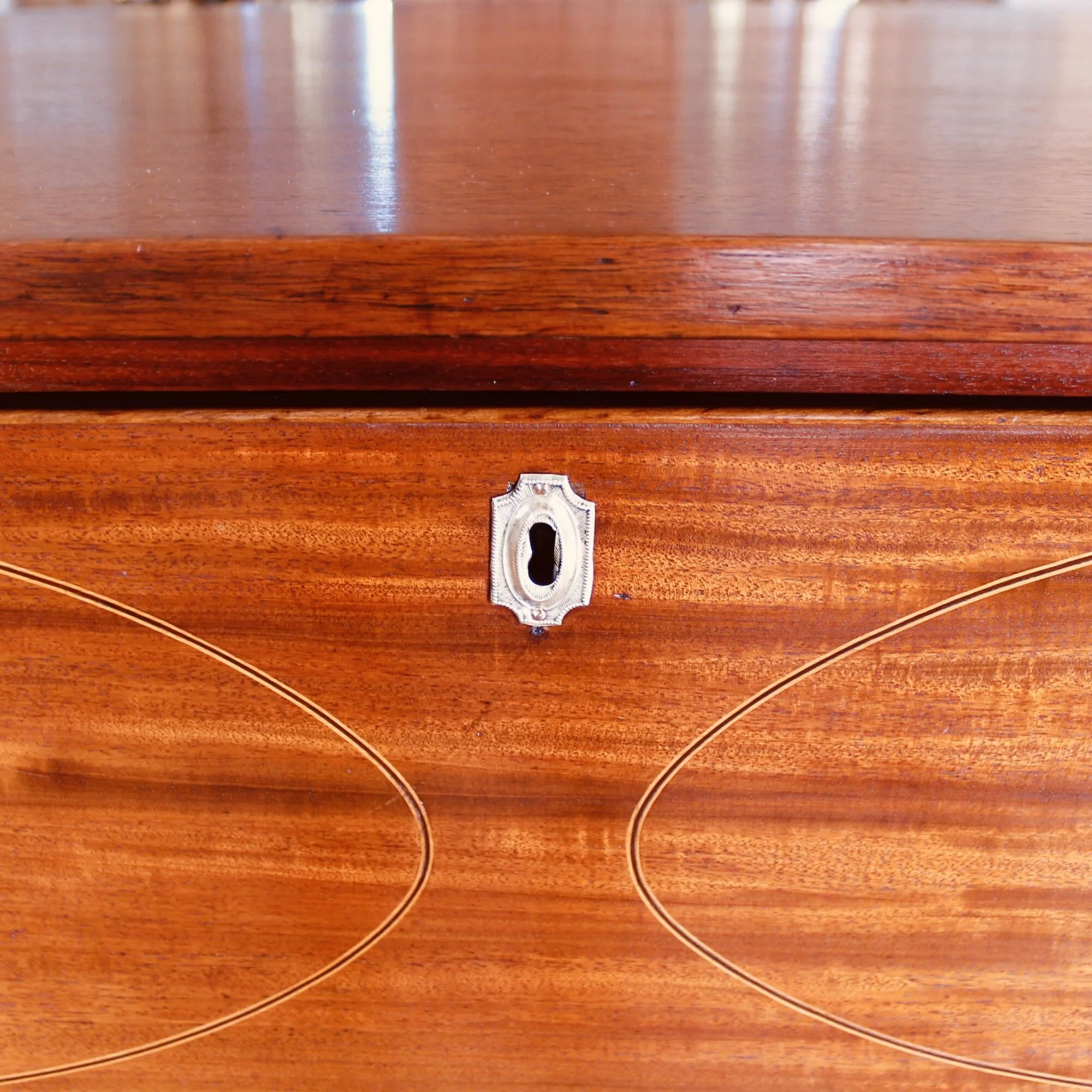 American Federal Mid-Atlantic Inlaid Mahogany Chest of Drawers