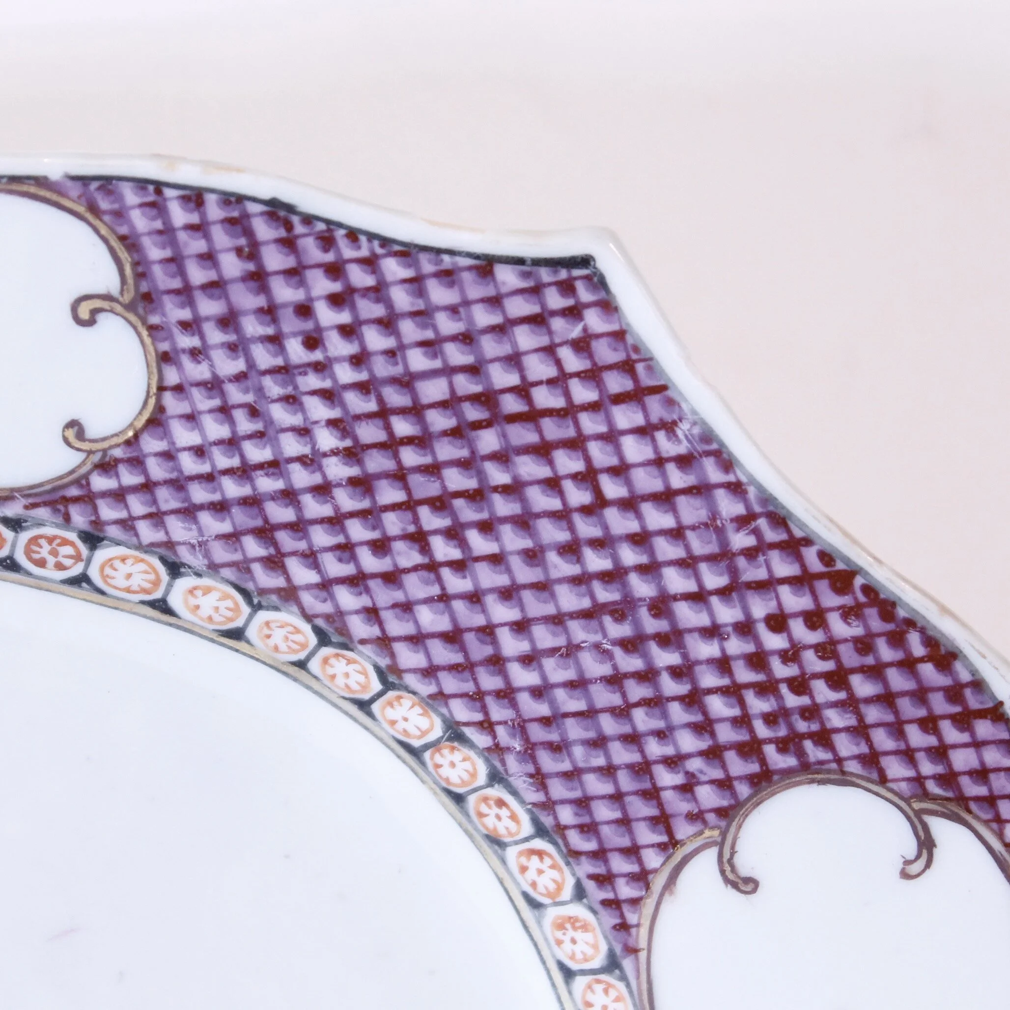 Chinese Export Porcelain Platter with Purple Scale Patterned Rim