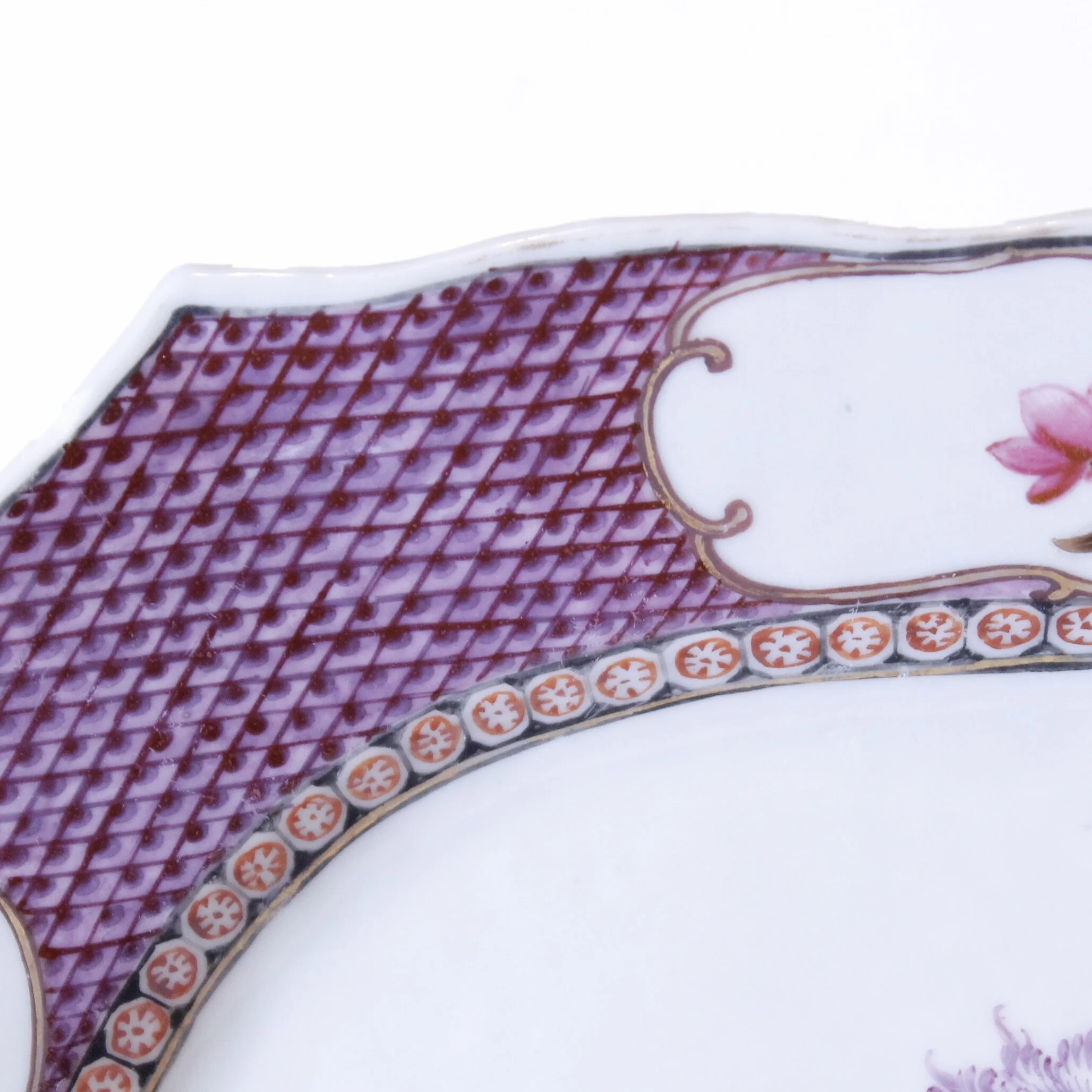 Chinese Export Porcelain Platter with Purple Scale Patterned Rim