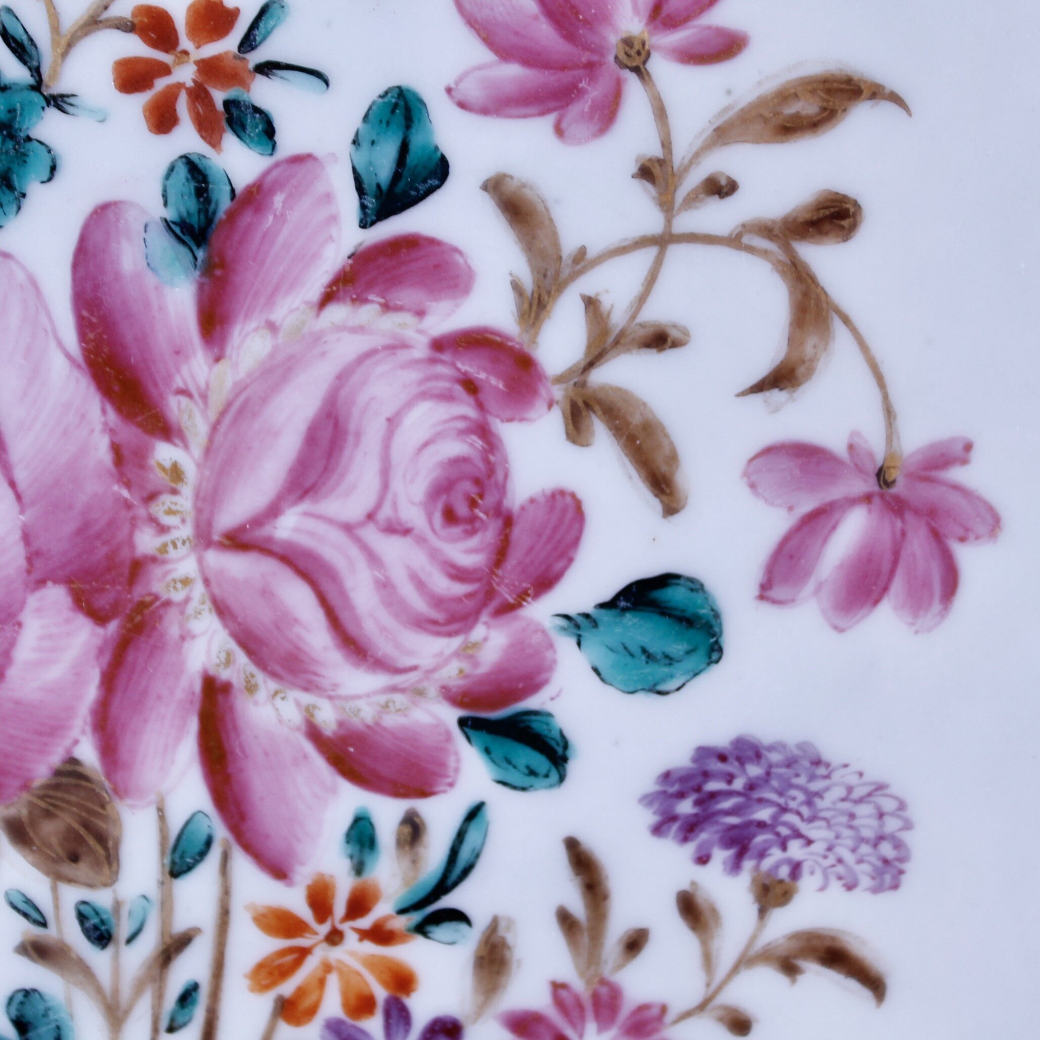 Chinese Export Porcelain Platter with Purple Scale Patterned Rim