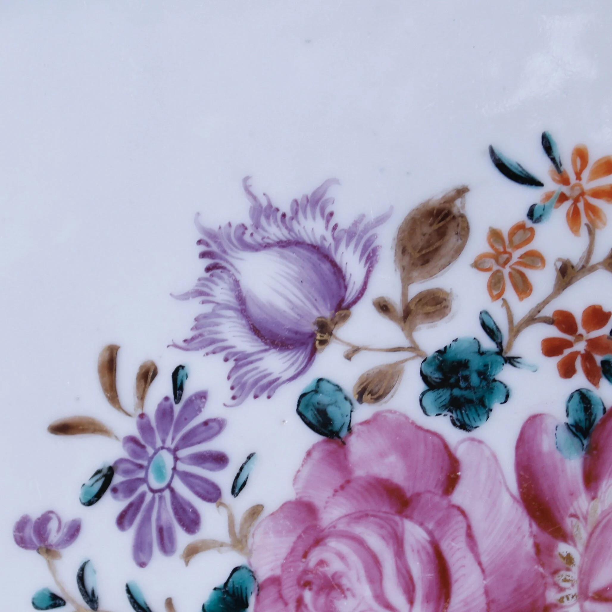 Chinese Export Porcelain Platter with Purple Scale Patterned Rim