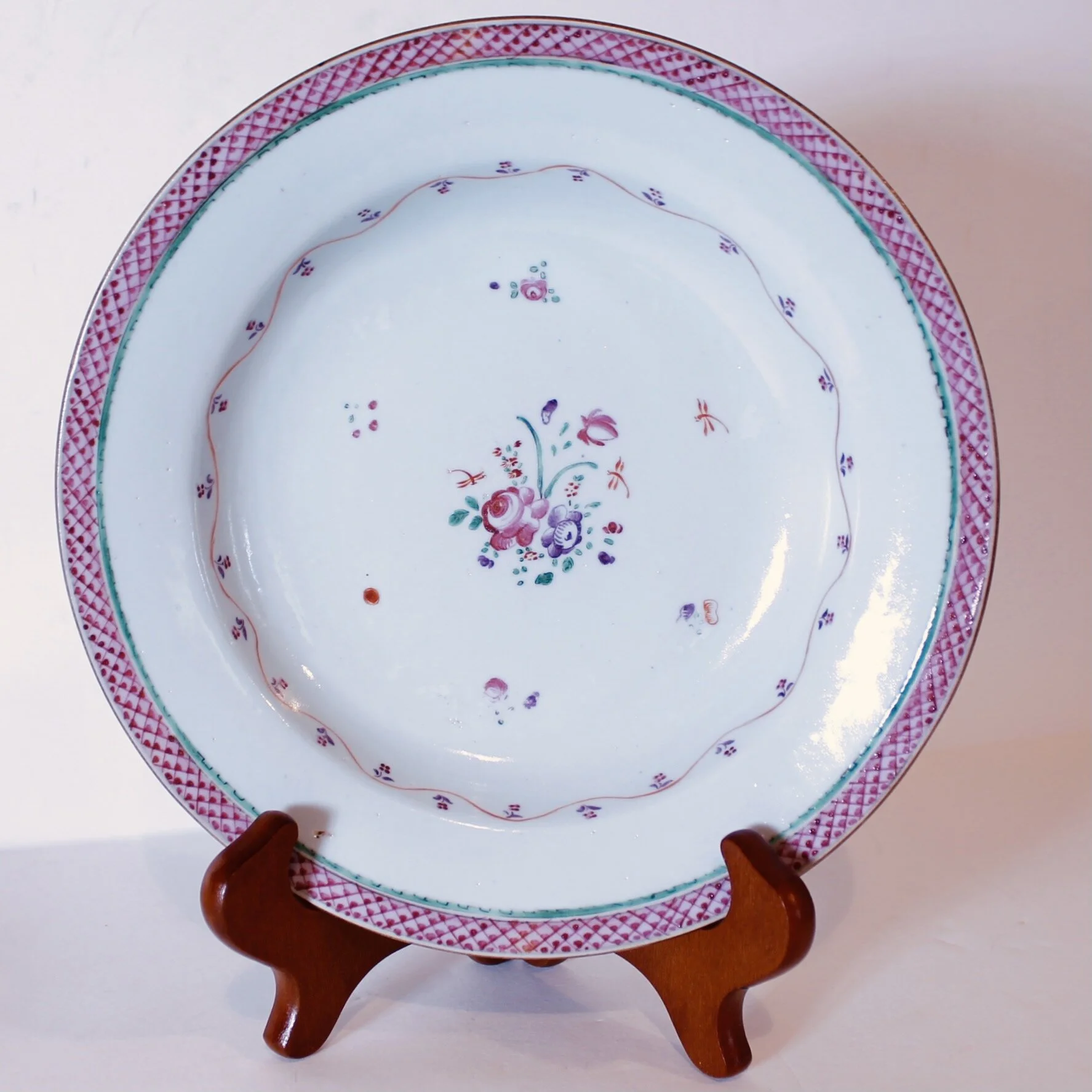 Chinese Export Famille Rose Dish with a Scale Pattern Rim