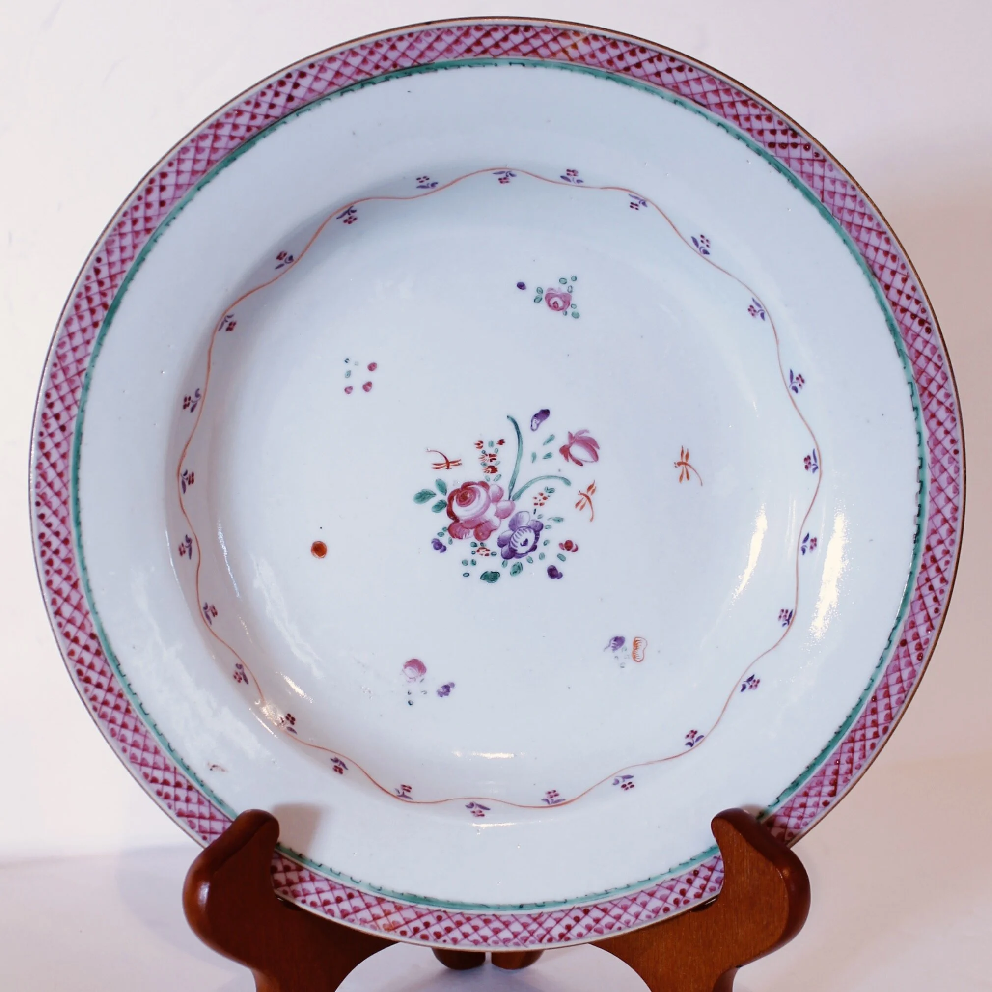 Chinese Export Famille Rose Dish with a Scale Pattern Rim