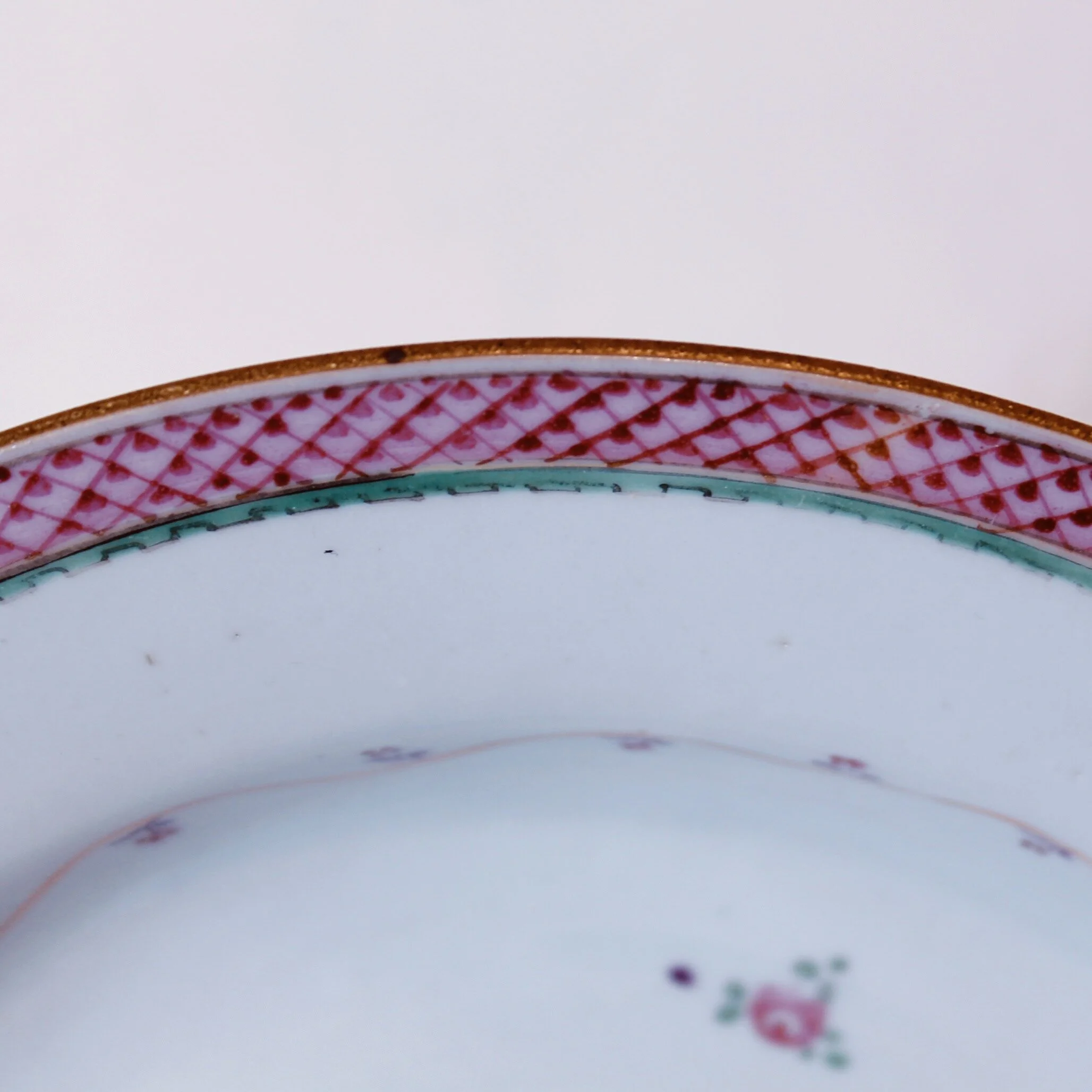 Chinese Export Famille Rose Dish with a Scale Pattern Rim