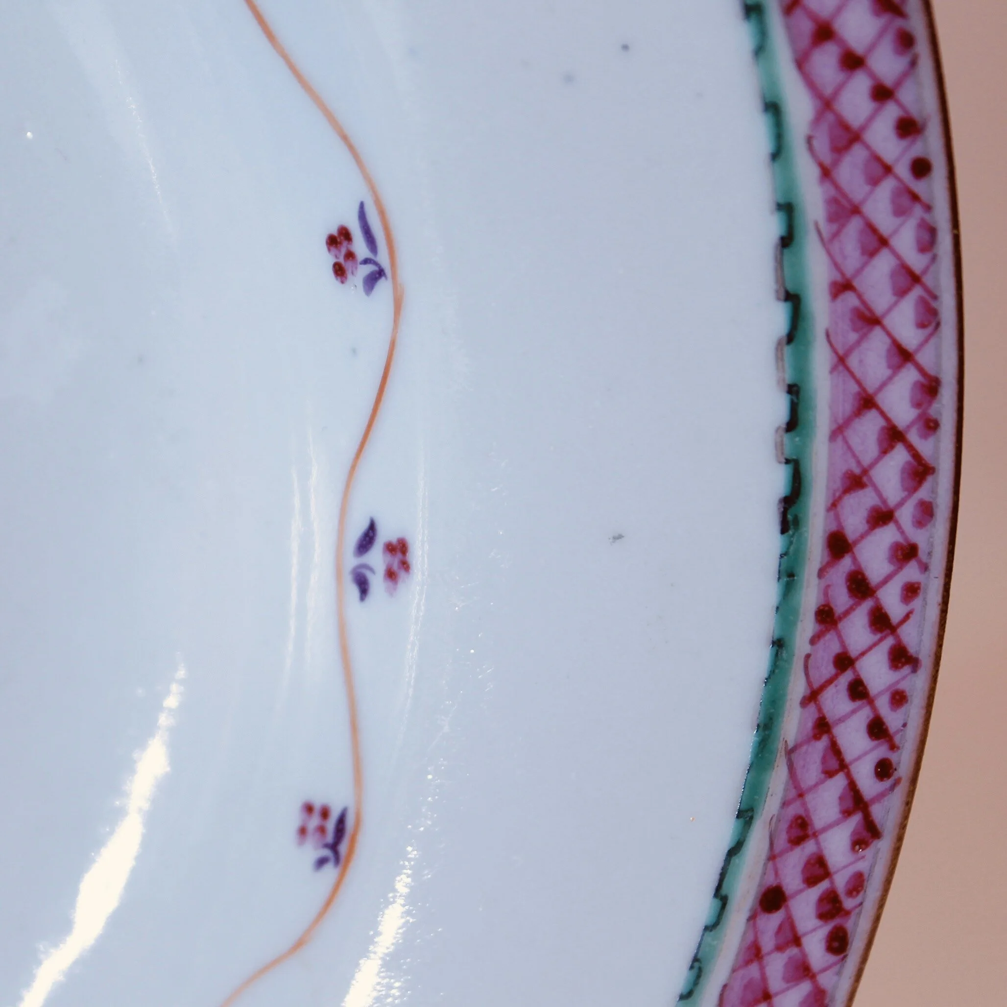 Chinese Export Famille Rose Dish with a Scale Pattern Rim