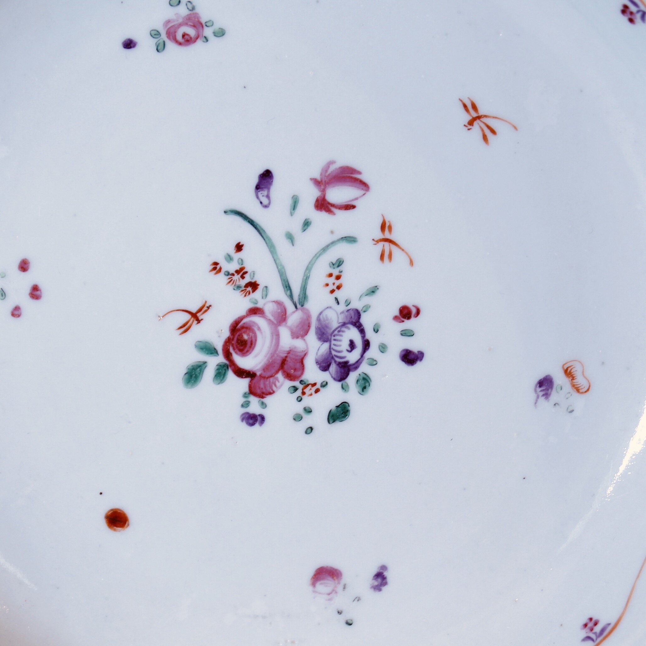 Chinese Export Famille Rose Dish with a Scale Pattern Rim