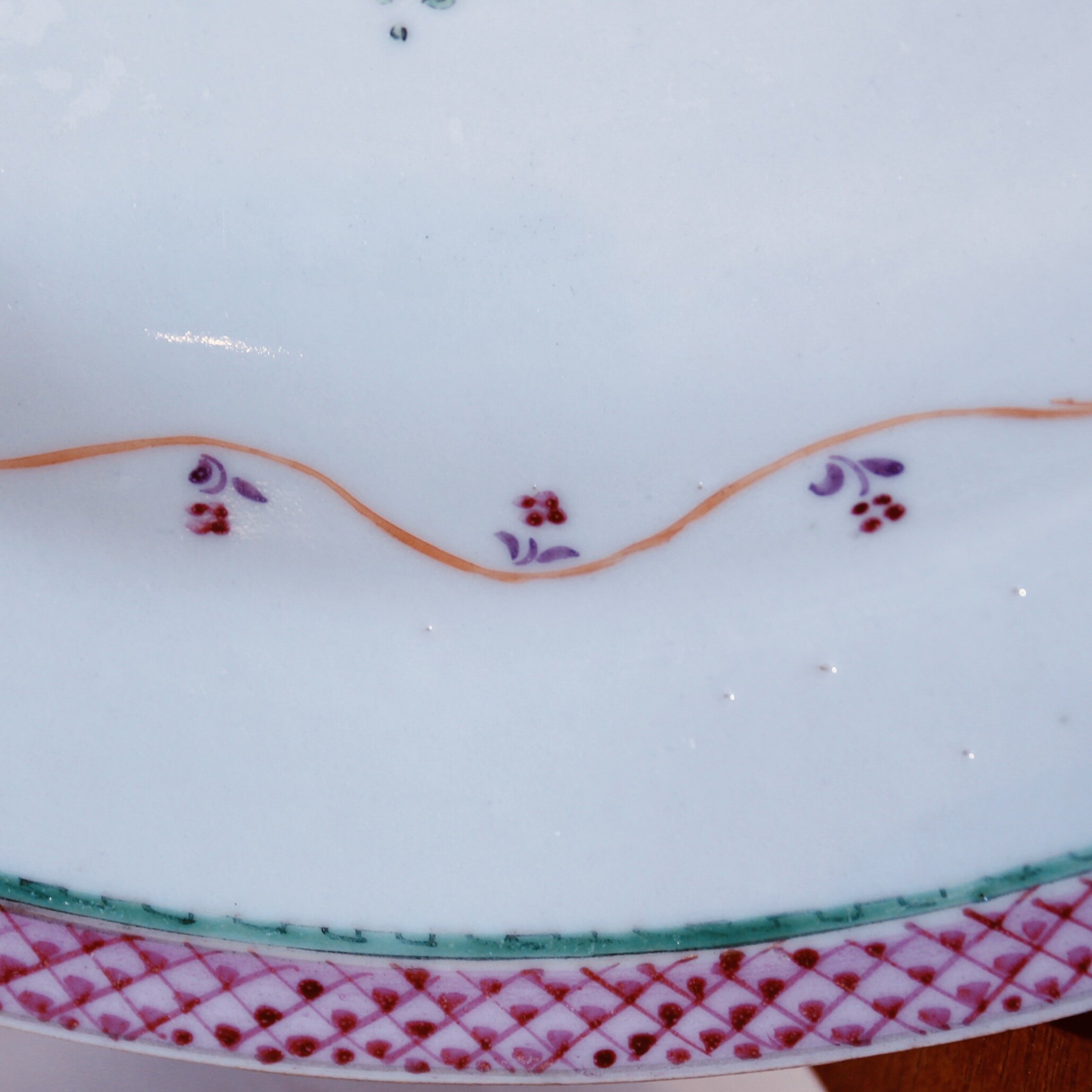 Chinese Export Famille Rose Dish with a Scale Pattern Rim