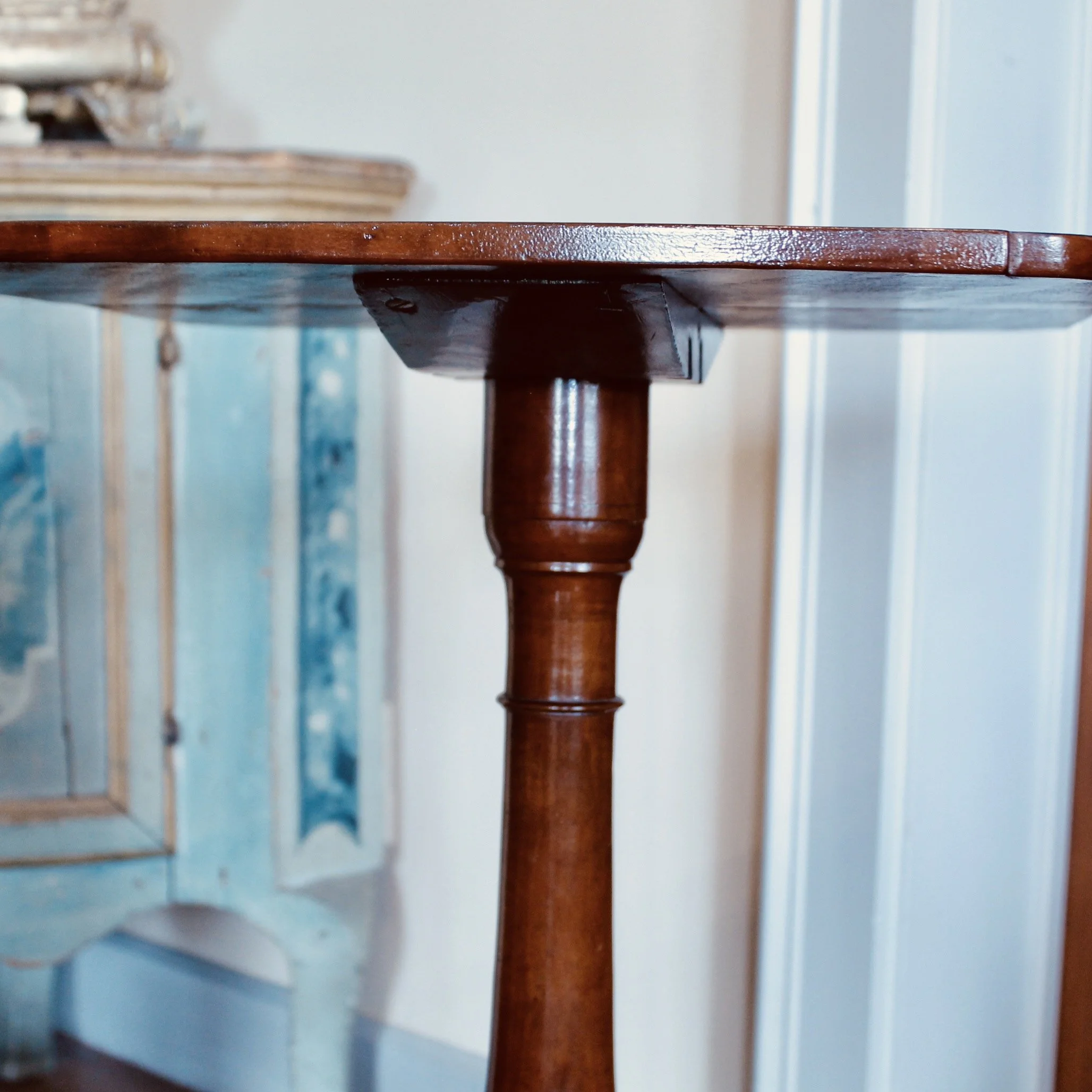 American Federal Tiger Maple Grained Candlestand Occasional Table