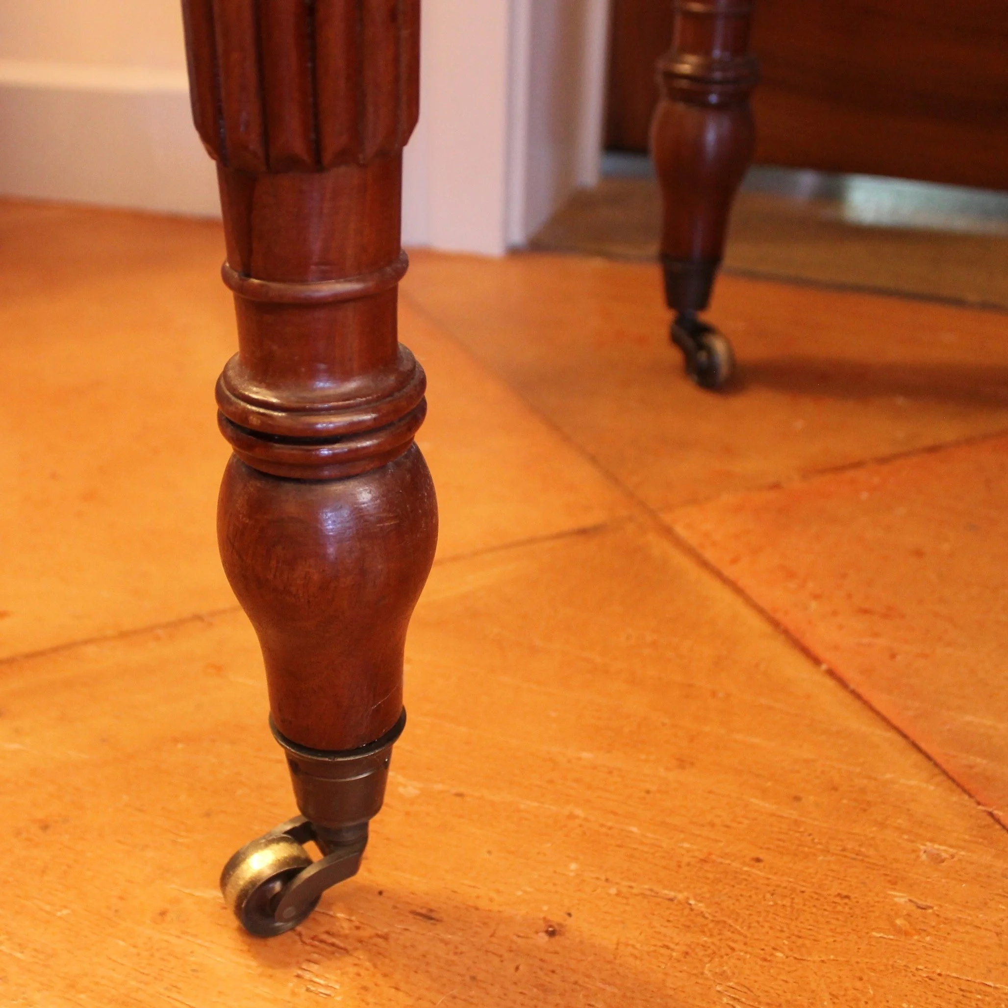 American-New-England-Sheraton-Serving-Table-detail