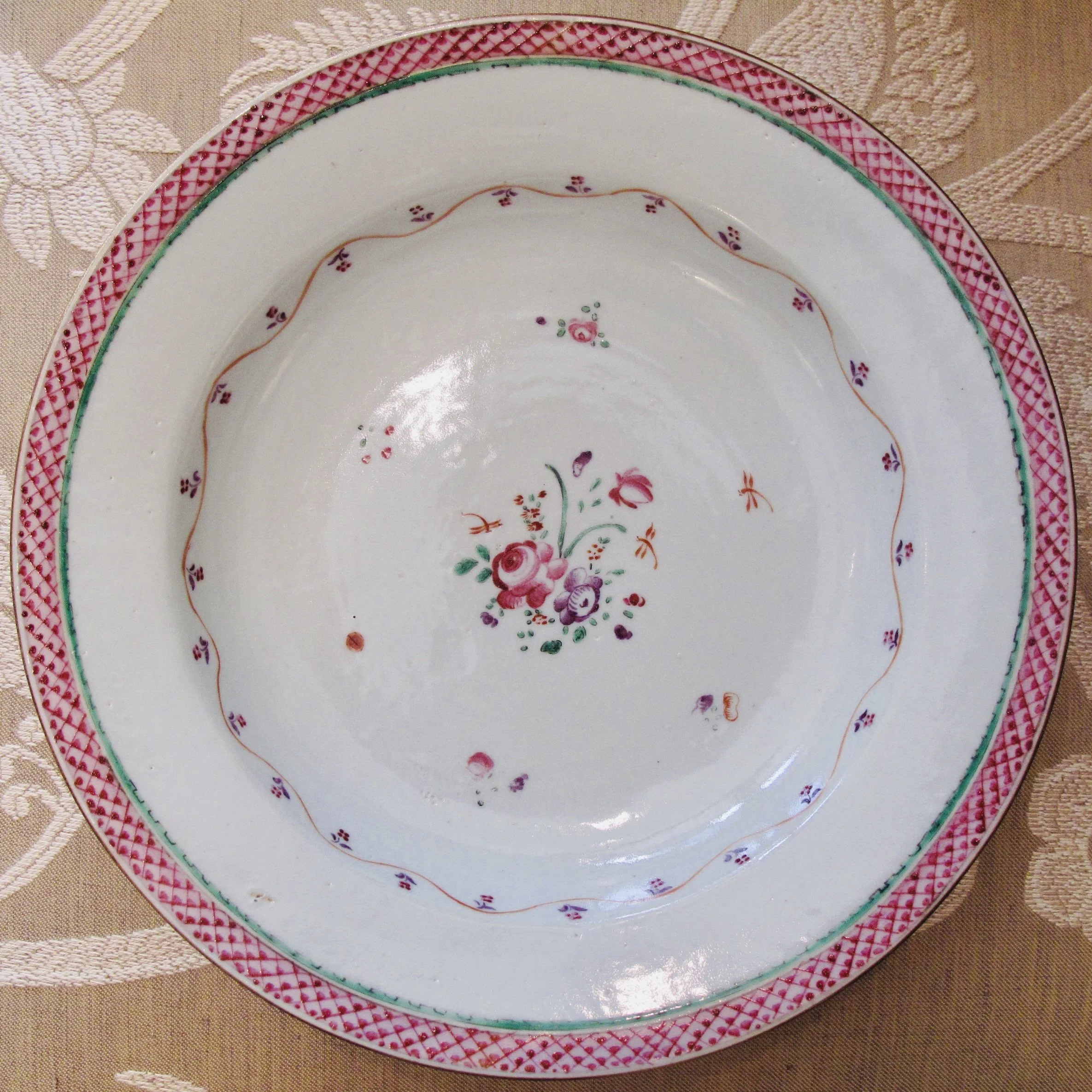 Chinese Export Famille Rose Porcelain Dish with a Scale Pattern Rim