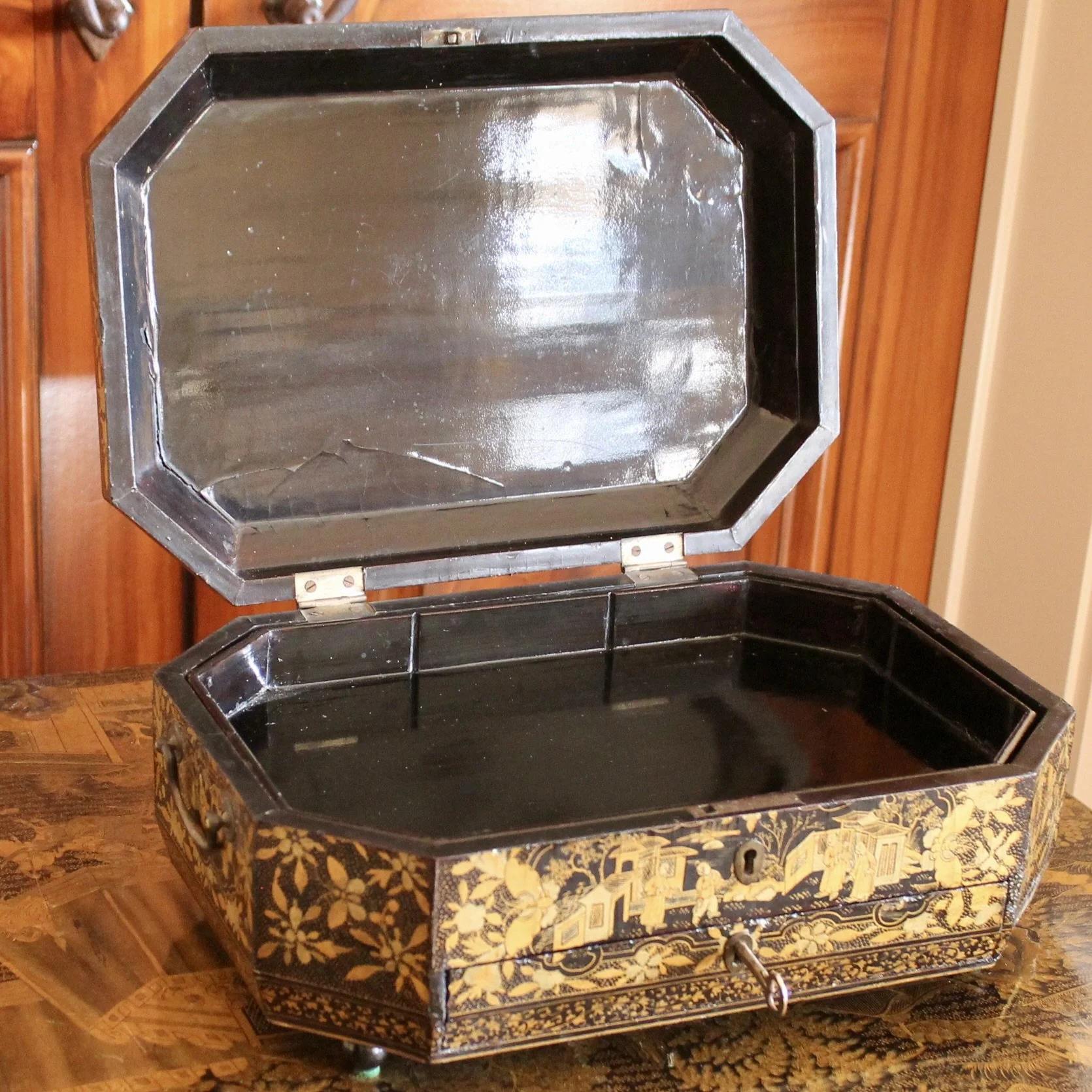 Chinese Export Gilt and Black Lacquer Box