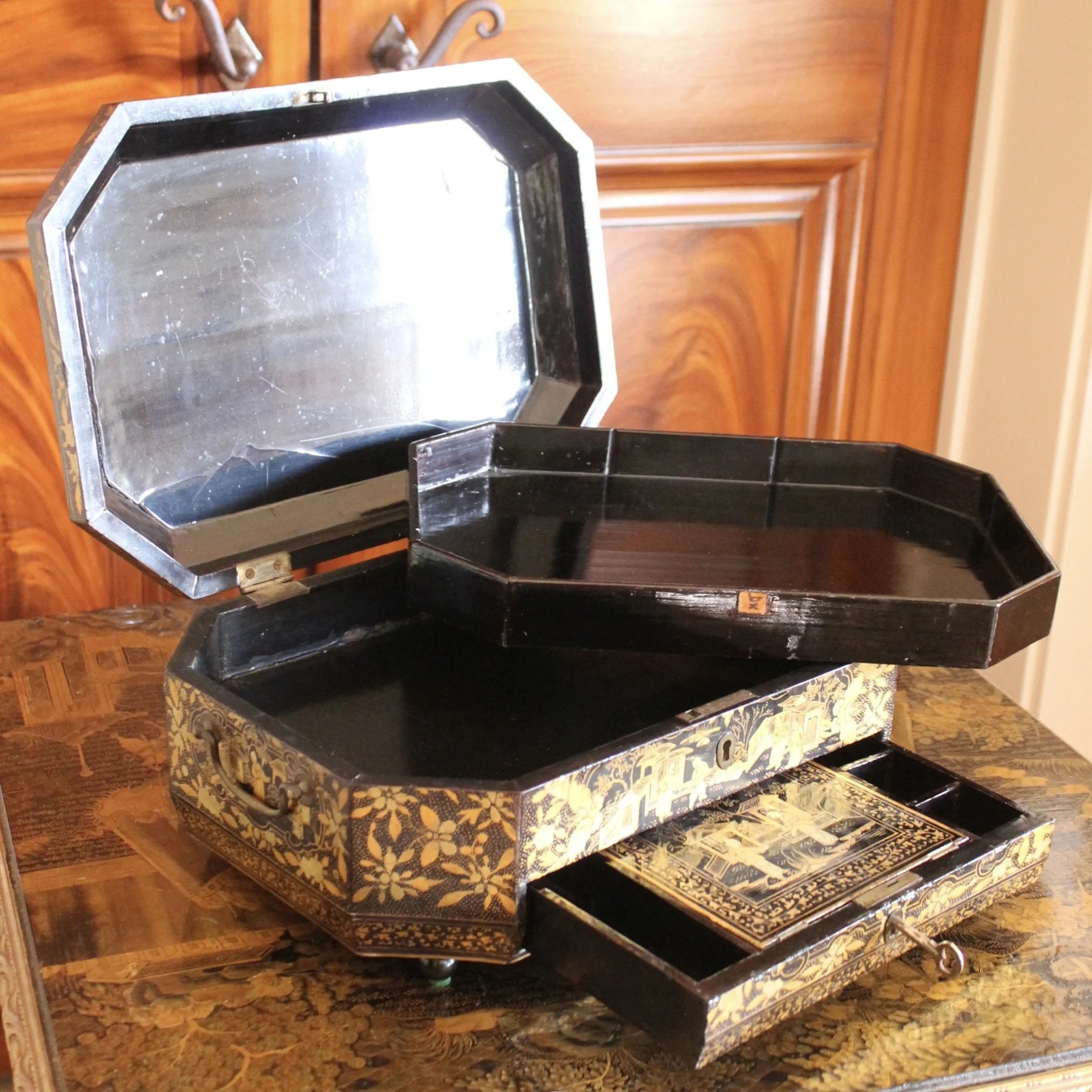 Chinese Export Gilt and Black Lacquer Box