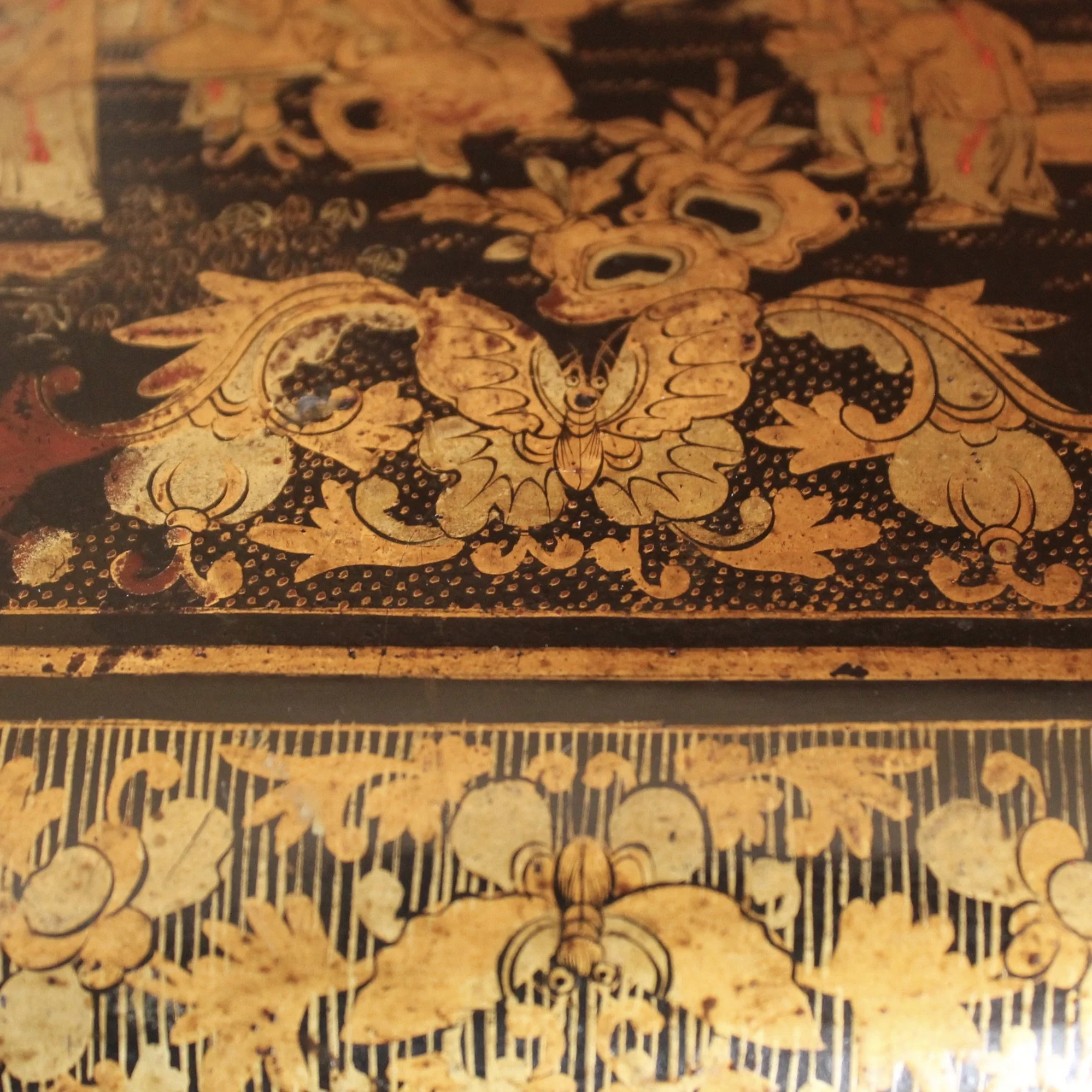 Chinese Export Gilt and Black Lacquer Box