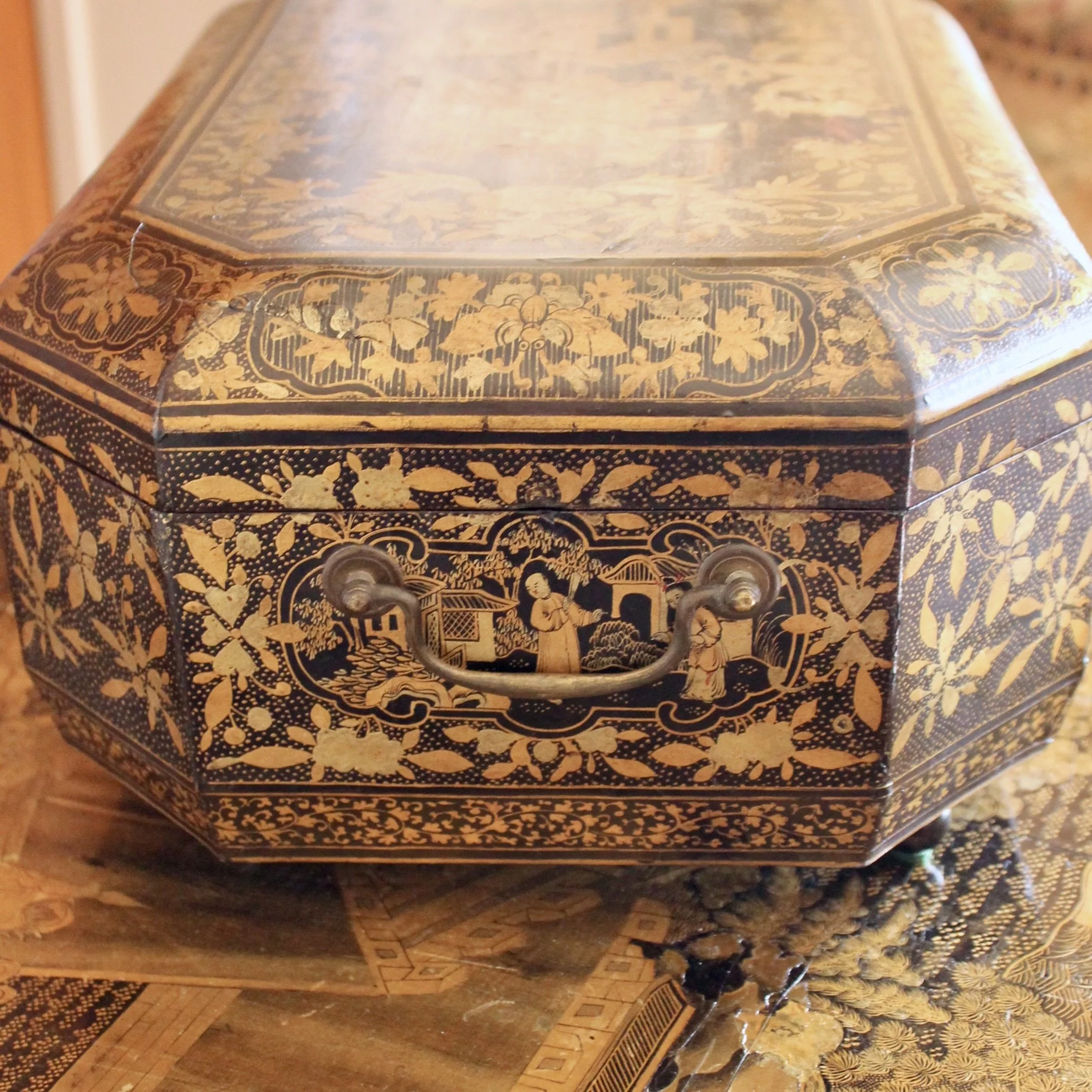 Chinese Export Gilt and Black Lacquer Box