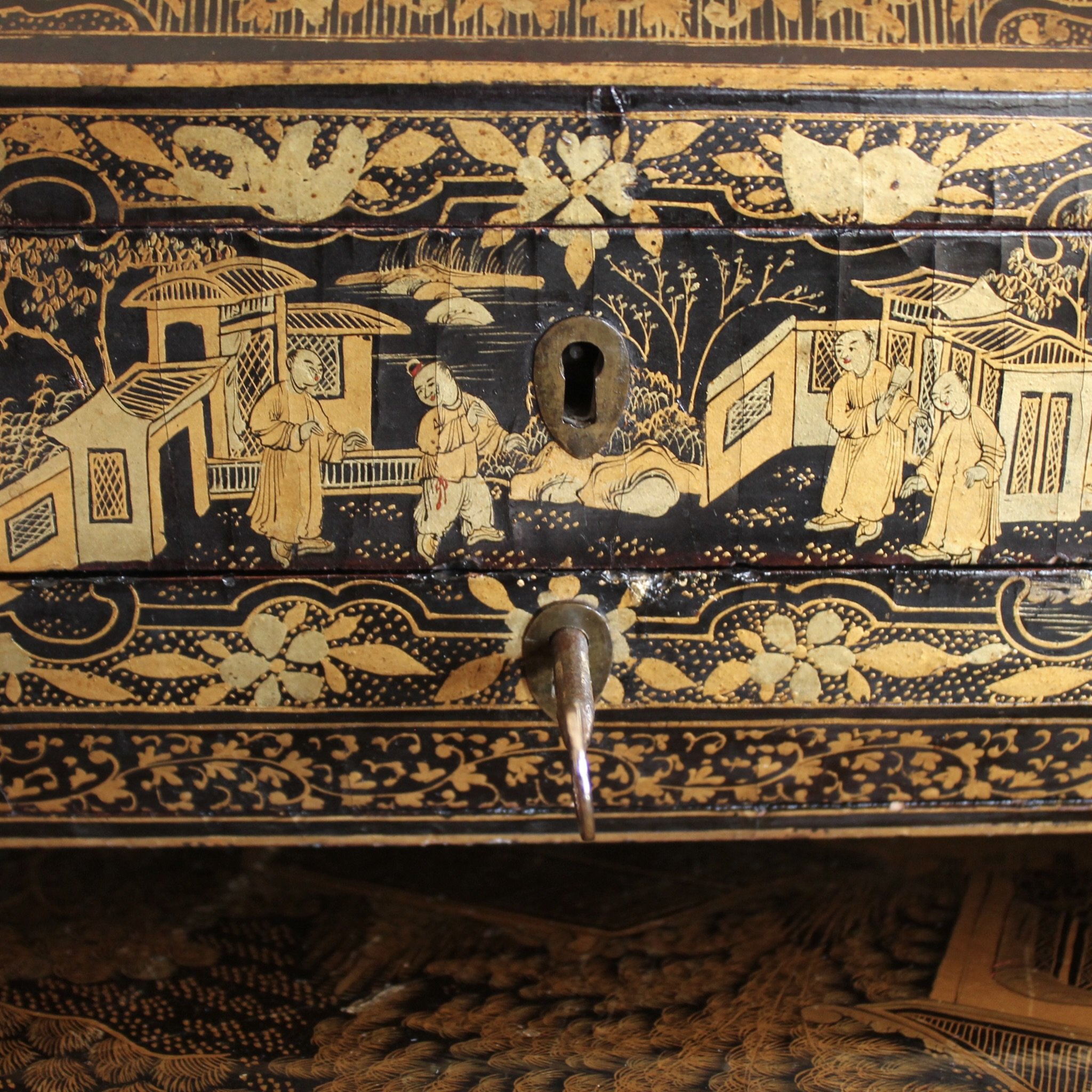 Chinese Export Gilt and Black Lacquer Box