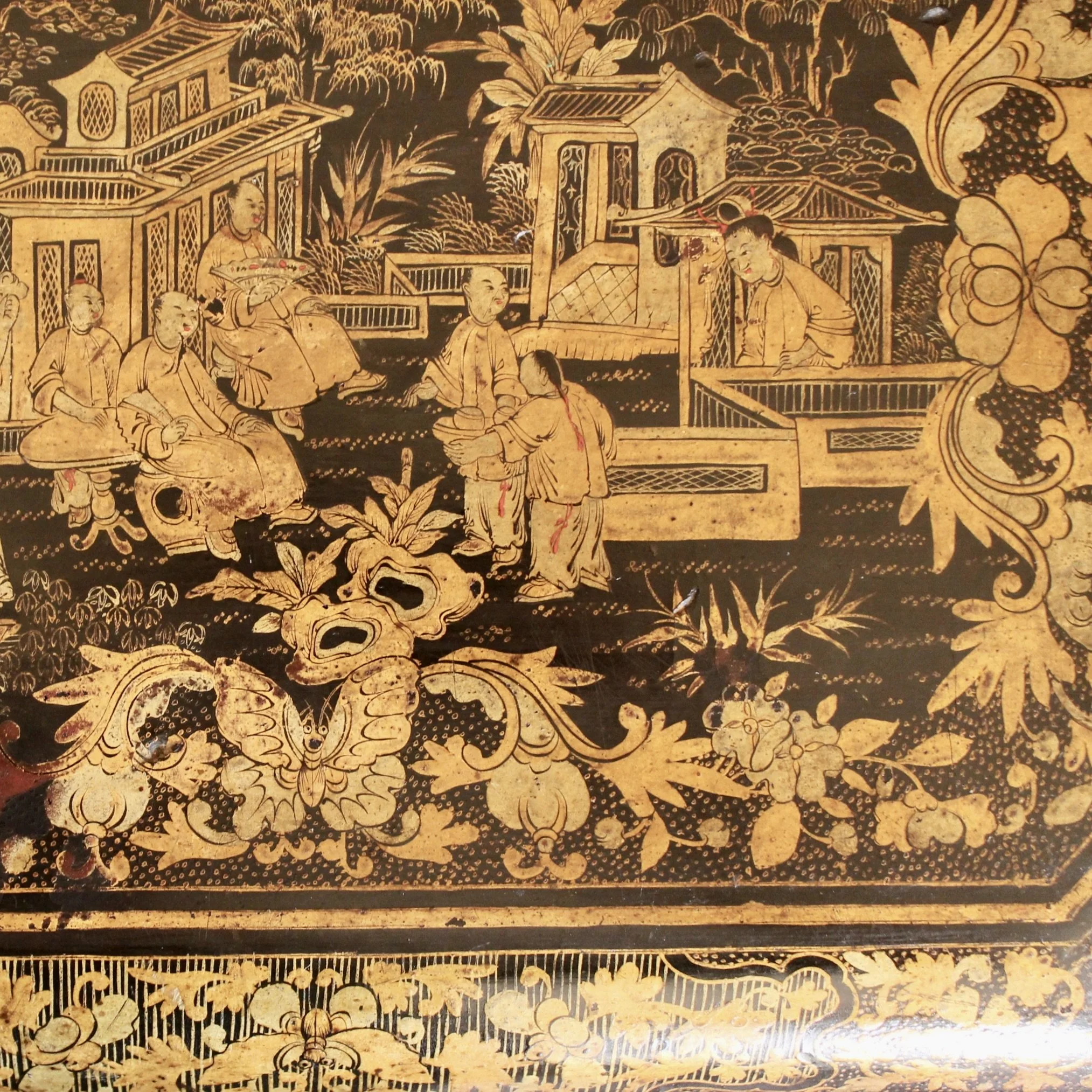 Chinese Export Gilt and Black Lacquer Box