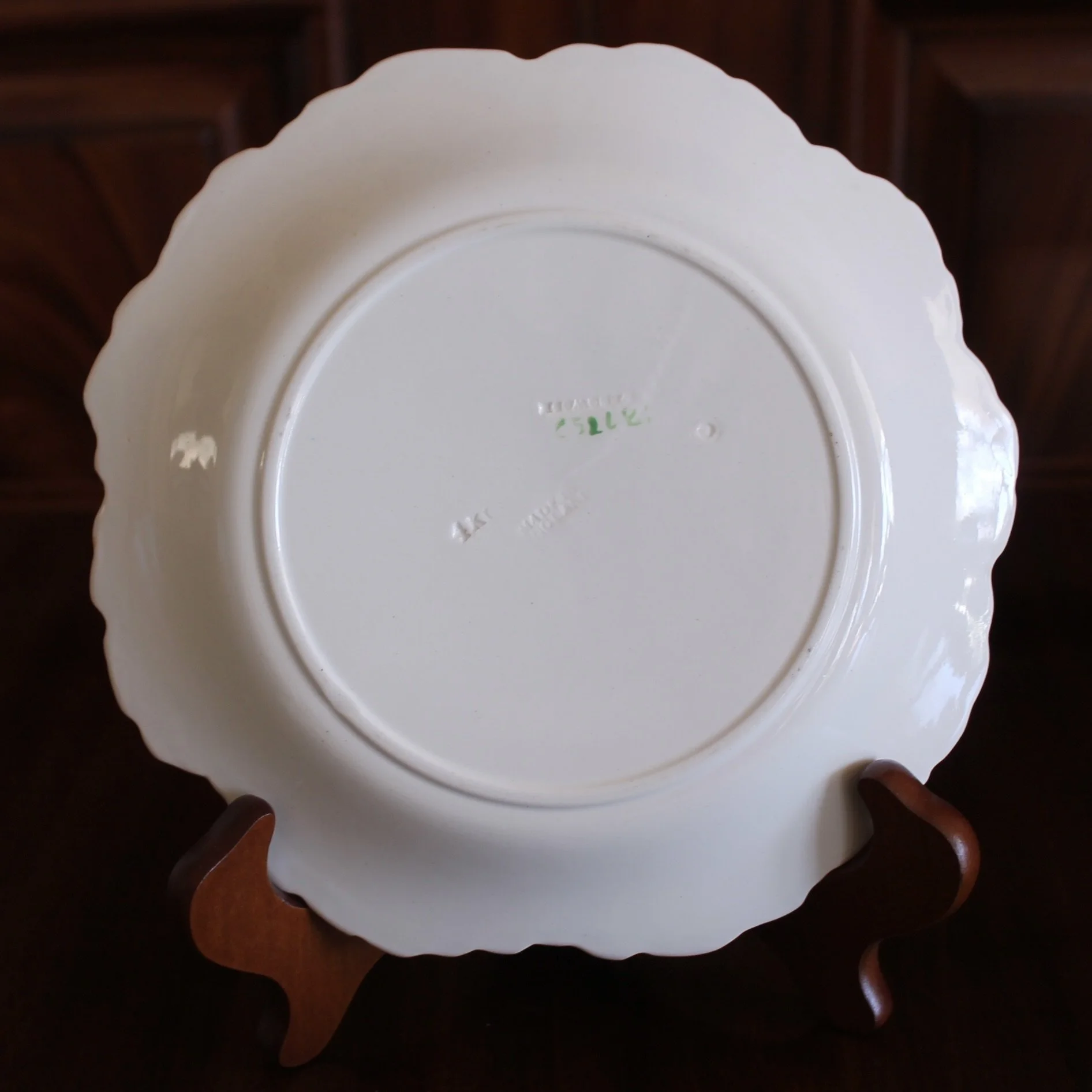 Rare Set of 12 Wedgwood White Majolica Geranium Leaf Dessert Plates