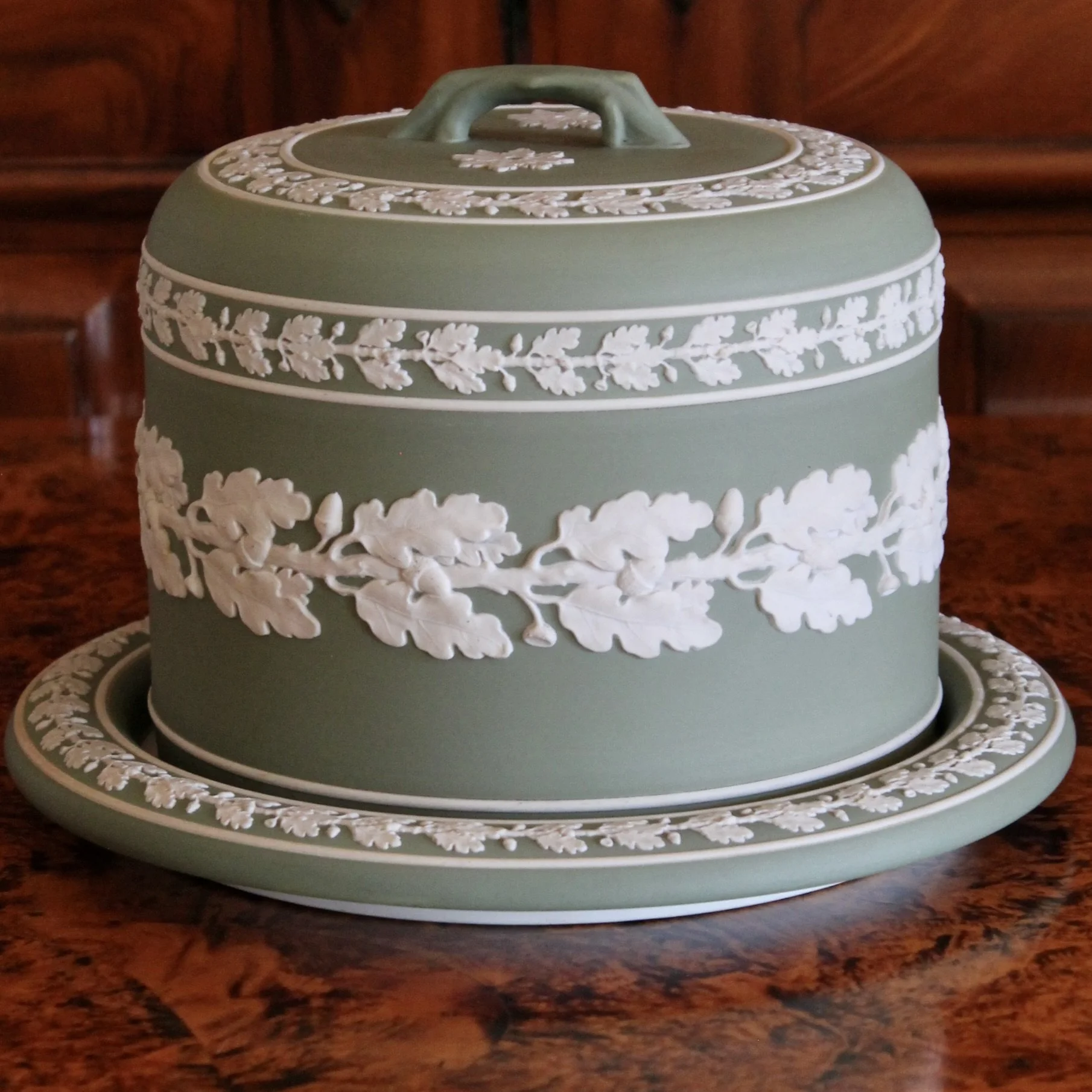 Wedgwood Green and White Cheese Dome with Oak Leaves