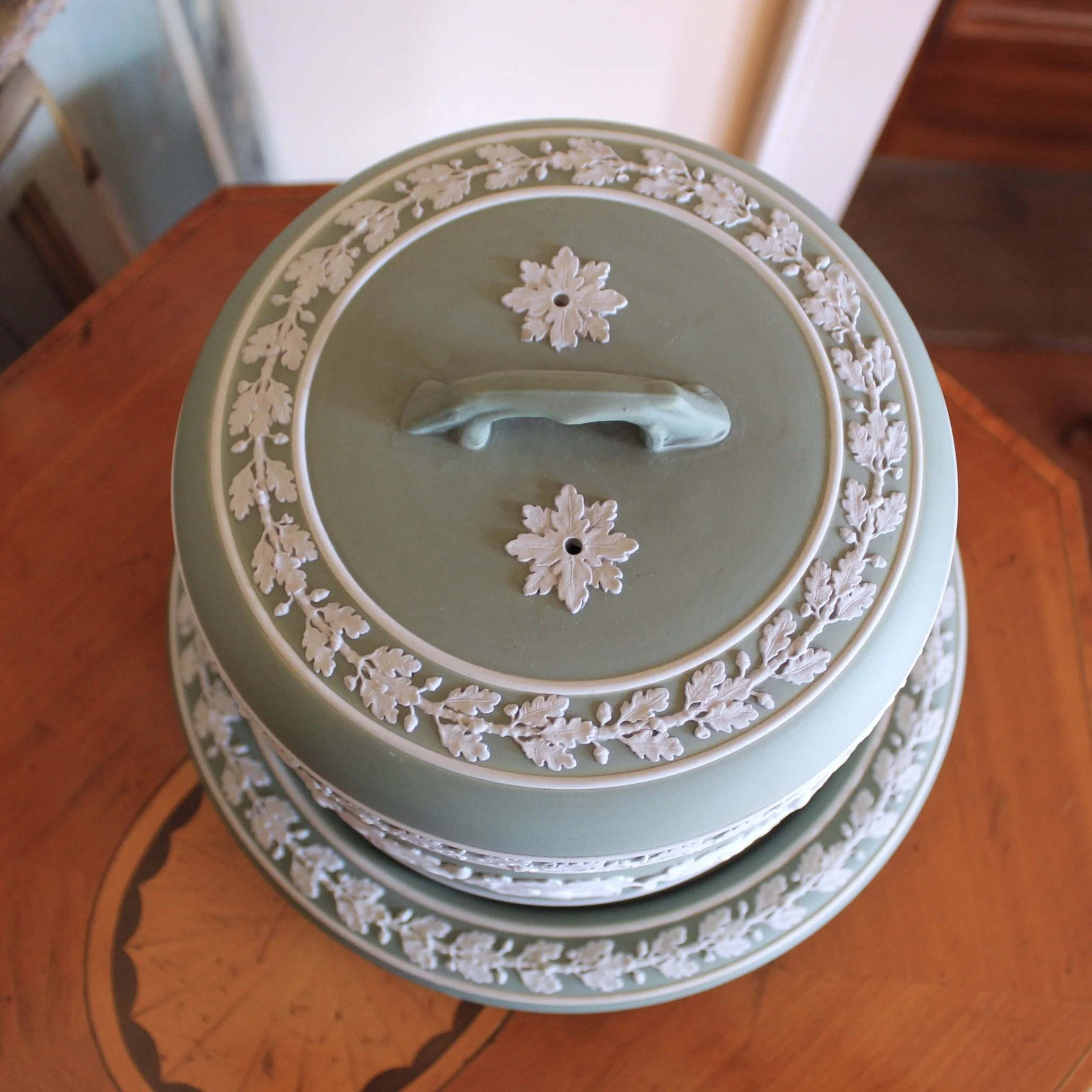 Wedgwood Green and White Cheese Dome with Oak Leaves
