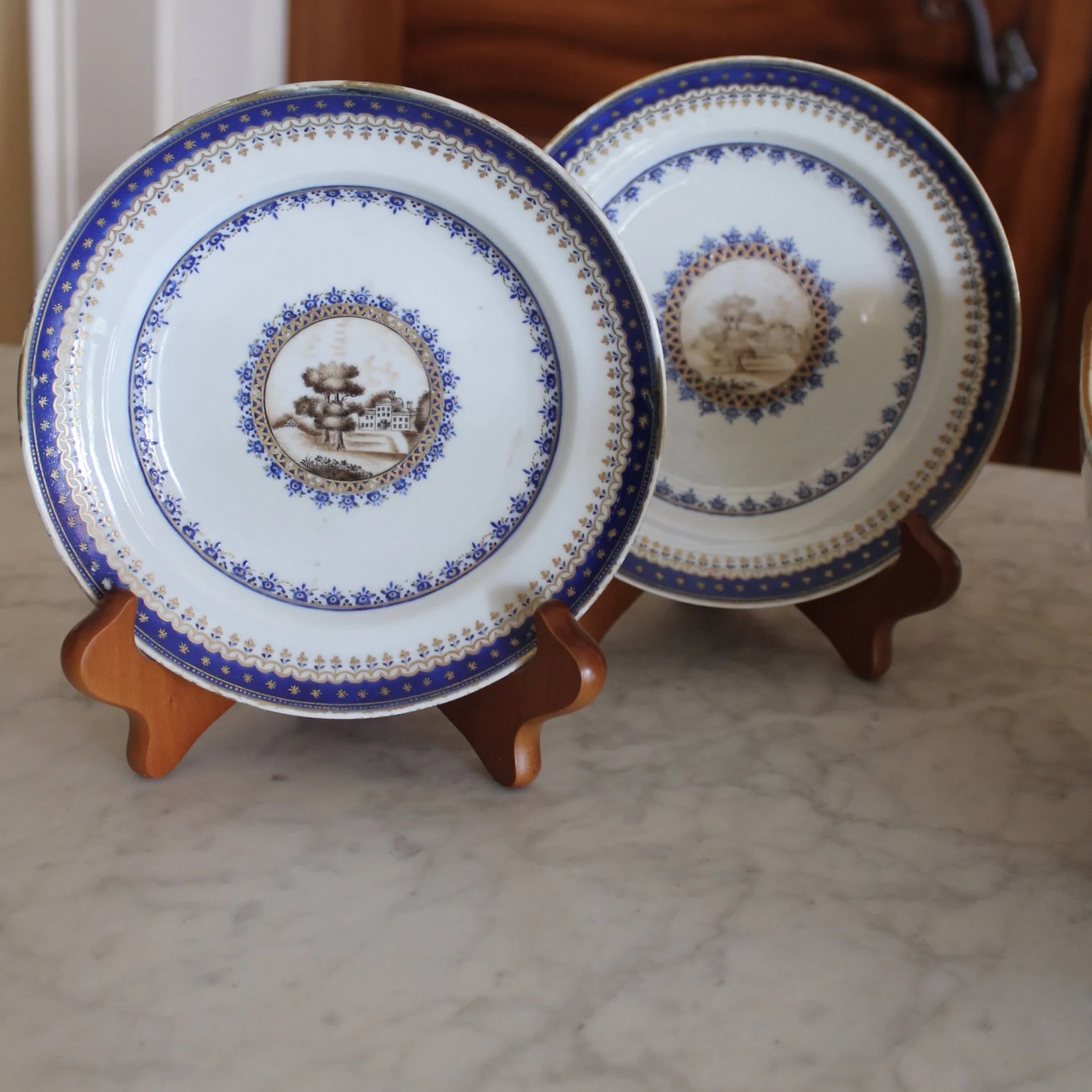 Chinese Export Porcelain, Blue and Gilt salad bowl and plates