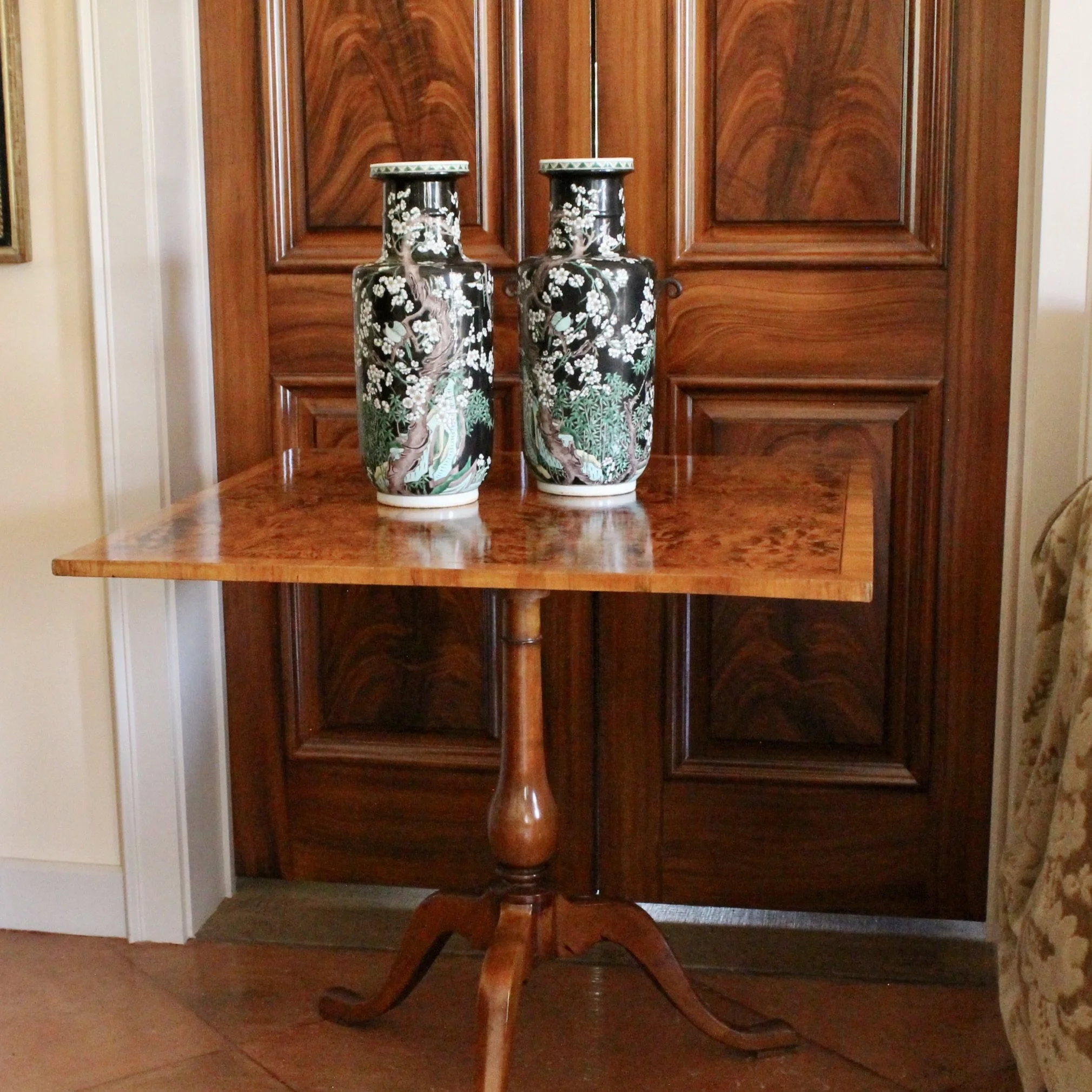 Chinese export Famille noir prunus vases