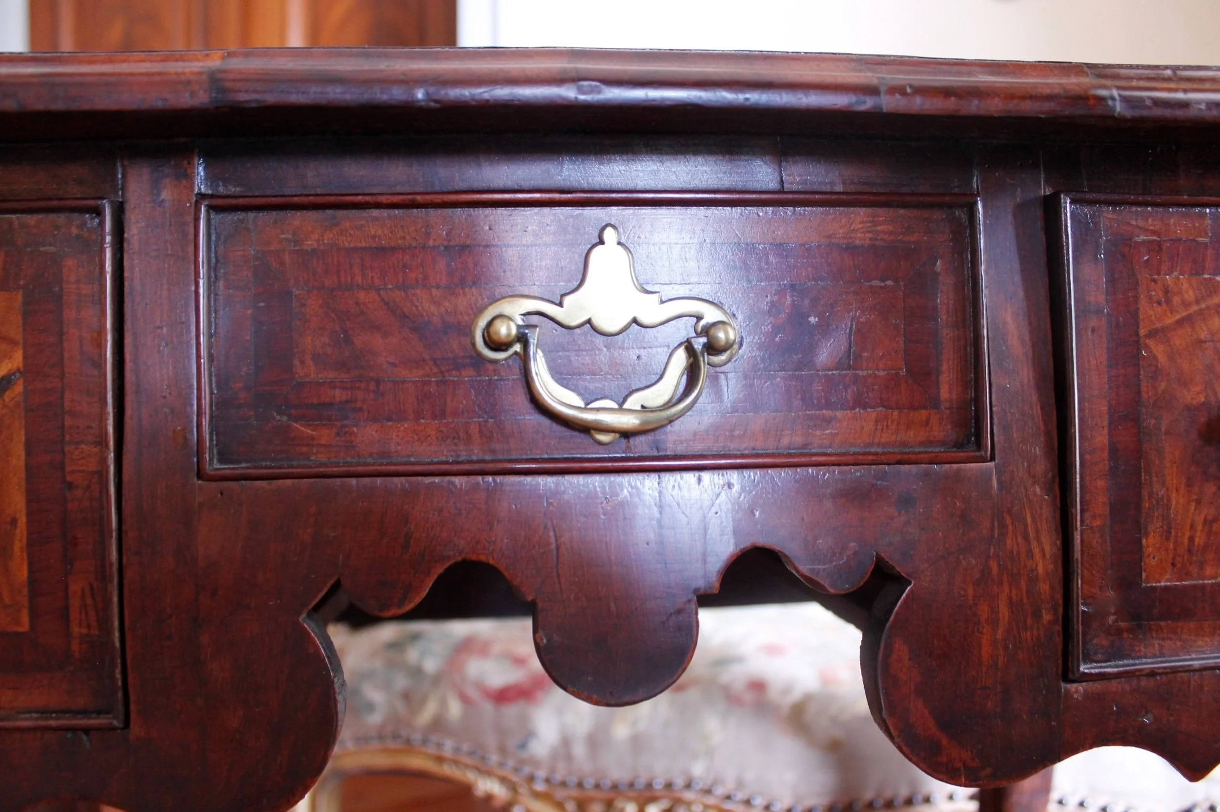 Early-George-Georgian-II-Period-Inlaid-Walnut-Lowboy-Side-Table-detail