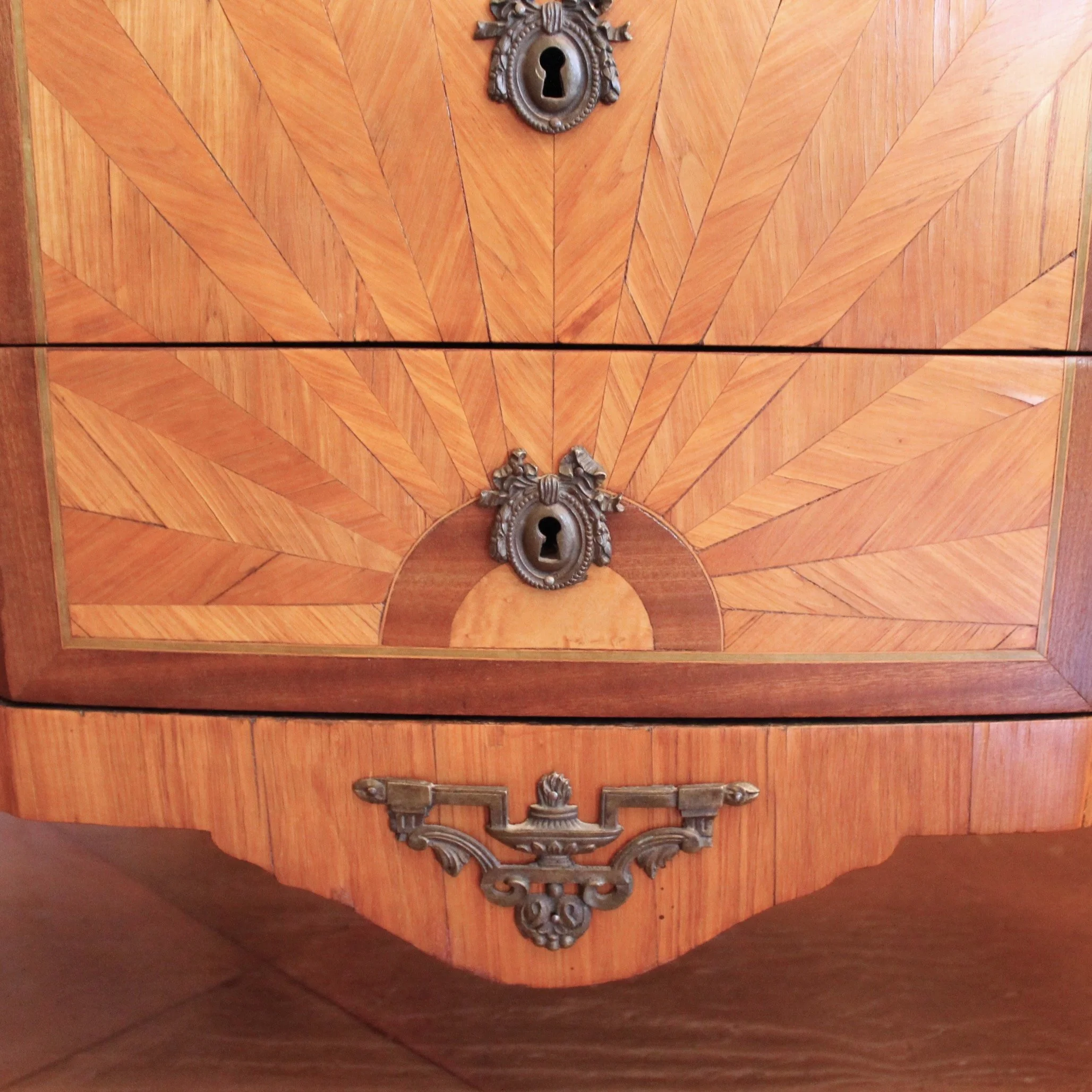 french-transitional-marquetry-commode-with-dark-grey-breche-sainte-anne-marble-top (8)-detail