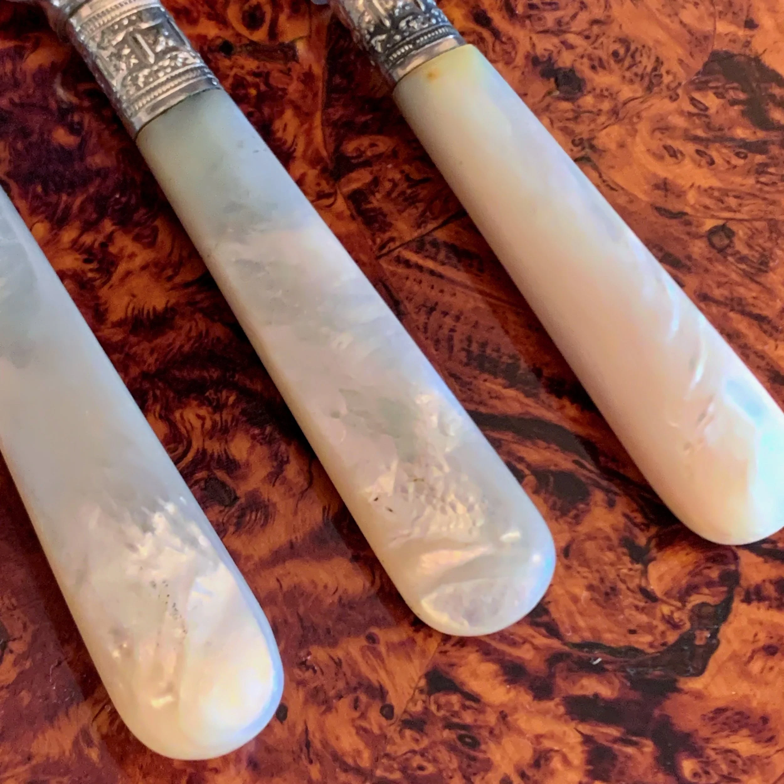 John-Wigfall-English-Silver-&-Mother-of-Pearl-Knives (5).jpeg