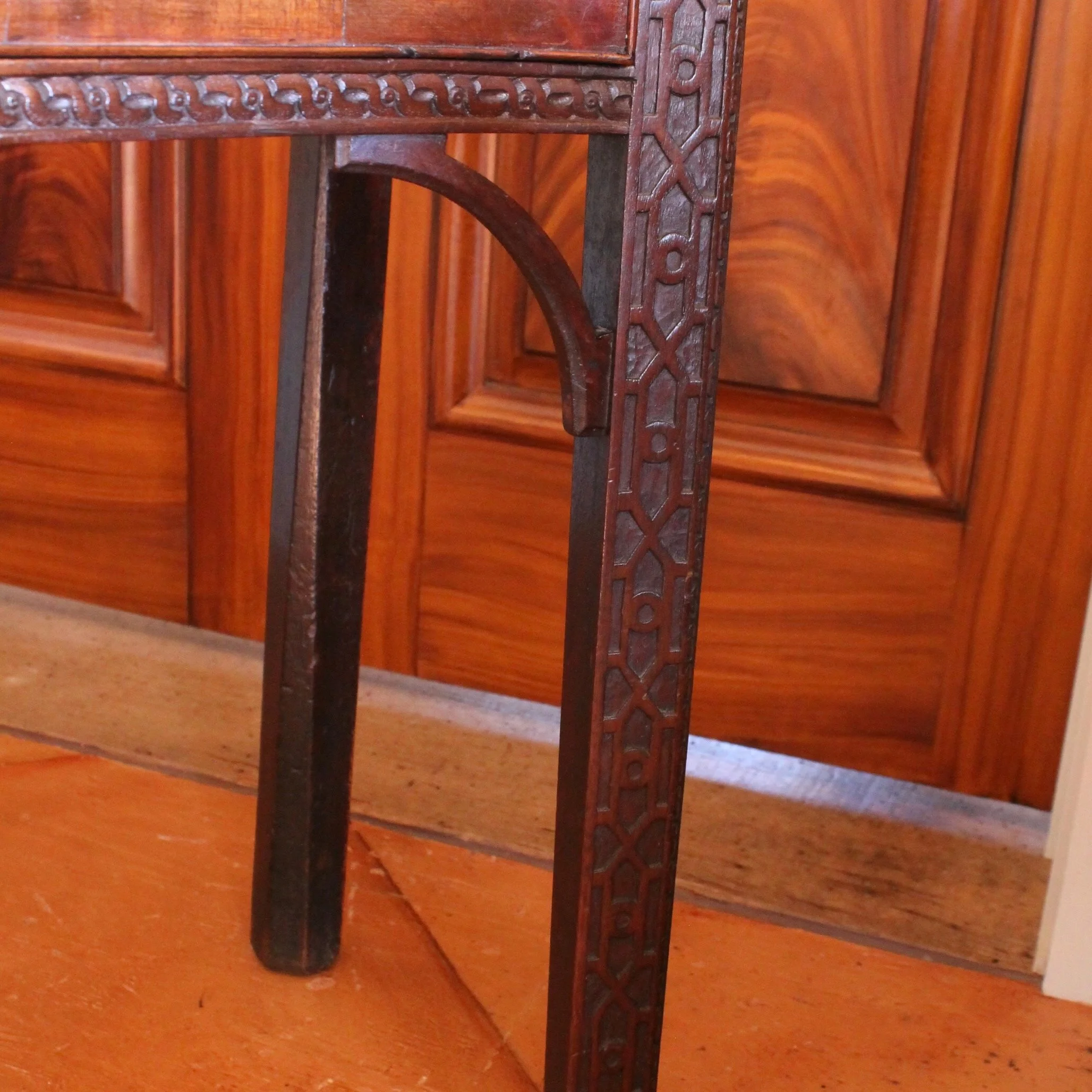 George-III-Georgian-Serpentine-Table-With-Chinese-Chippendale-Fret-Legs-18th-Century-detail