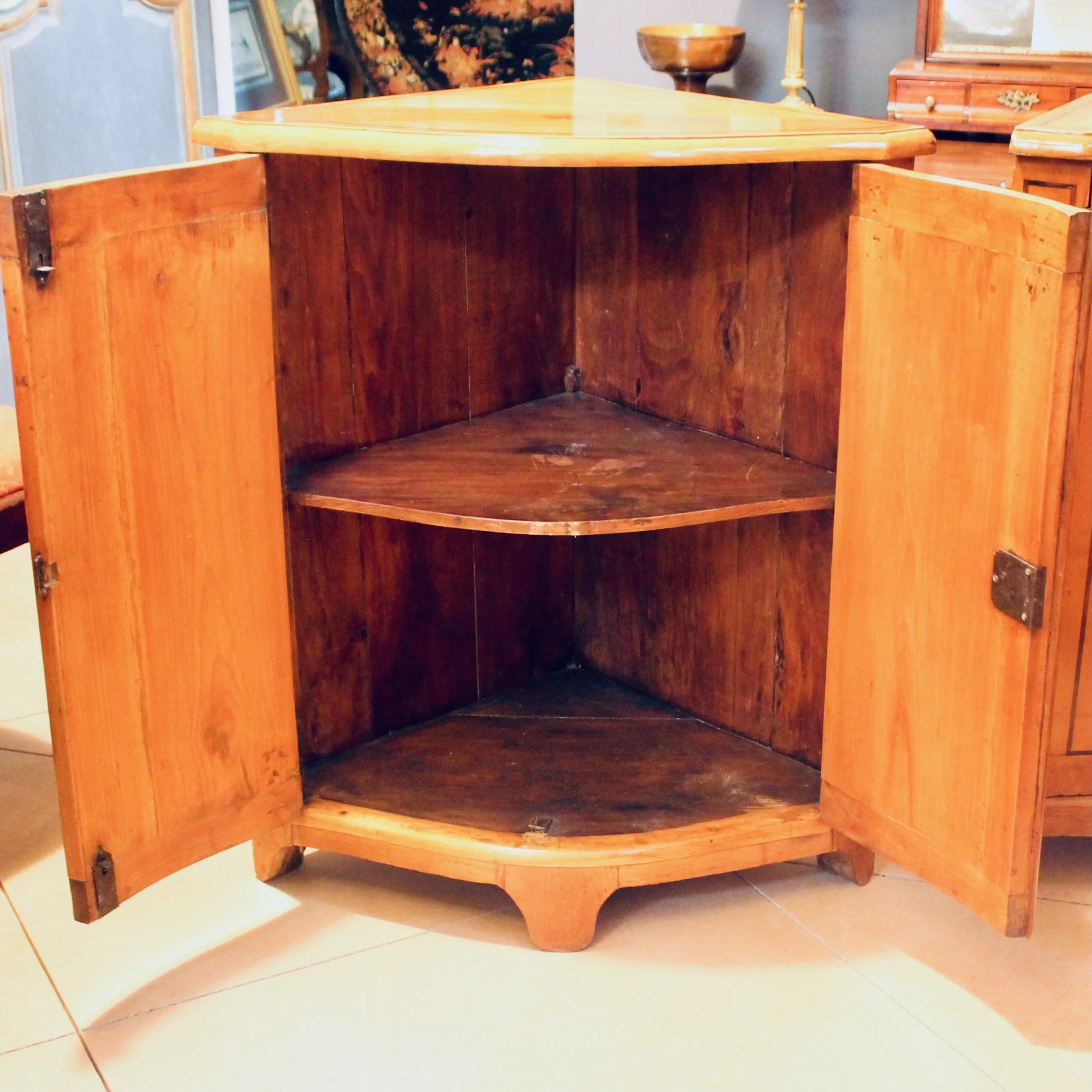 Pair-of-antique-Continental-Fruitwood-Corner-Cabinets-with-Marquetry (14).jpeg