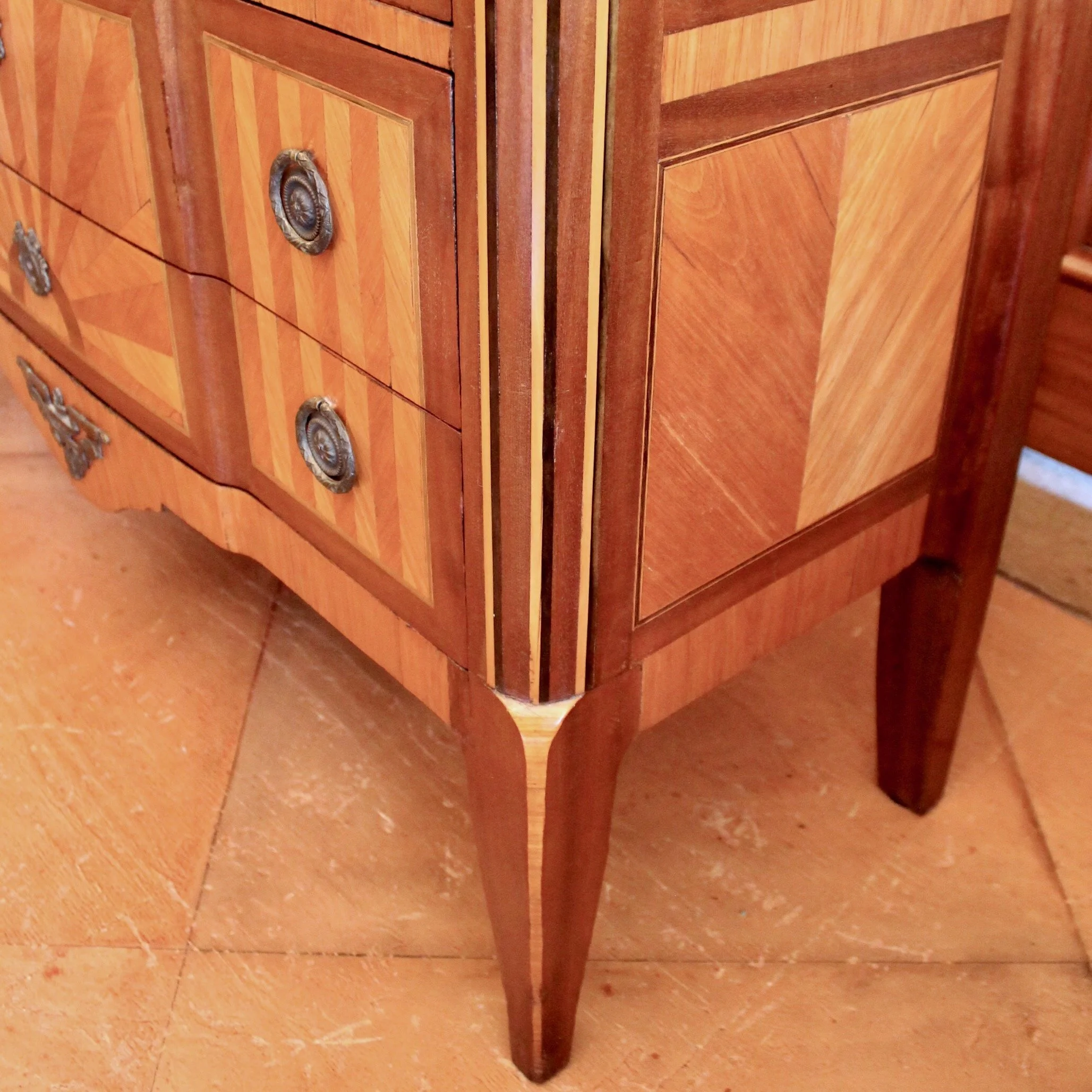 french-transitional-marquetry-commode-with-dark-grey-breche-sainte-anne-marble-top (14)