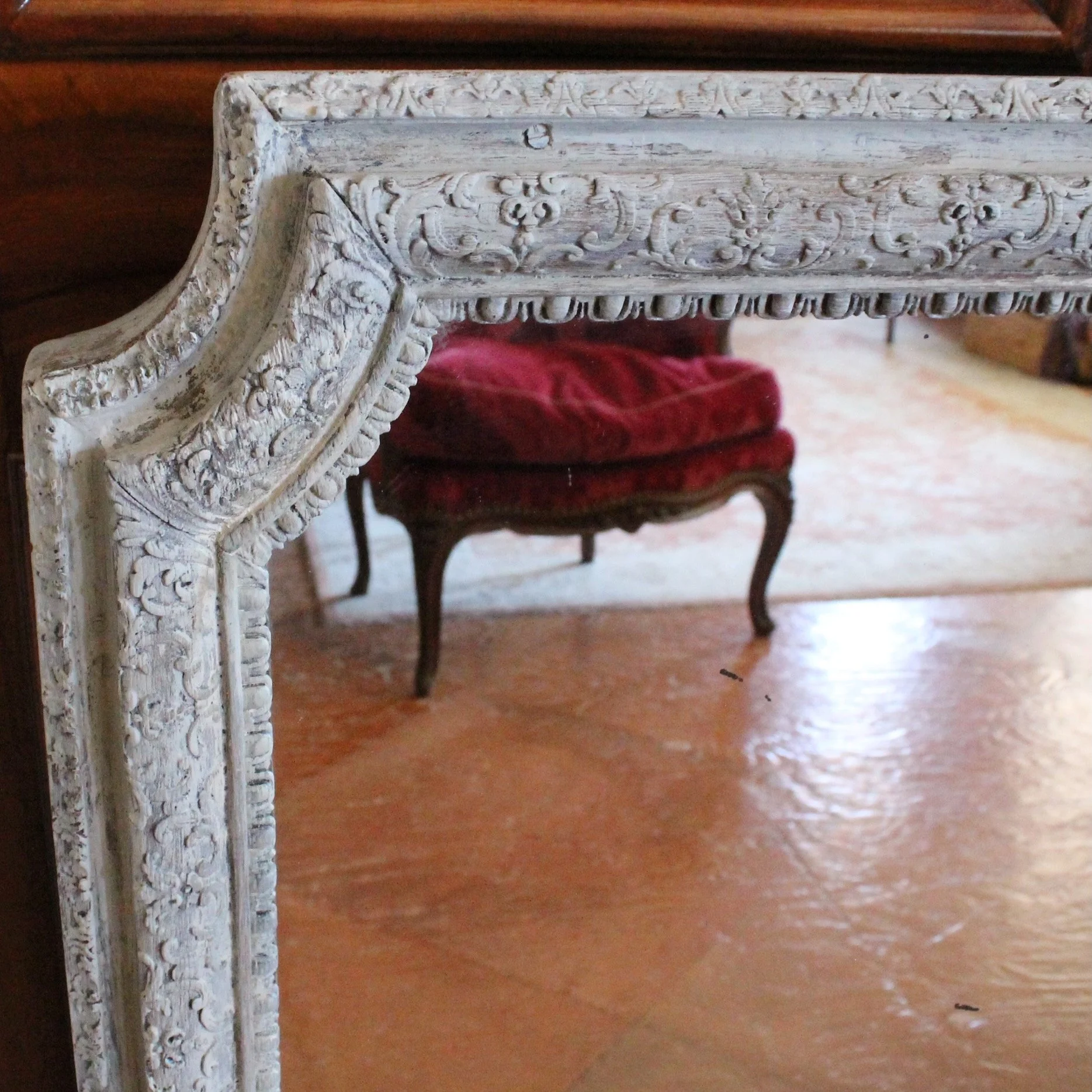 French-Régence-carved-grey-painted-Mirror (5)-top-detail