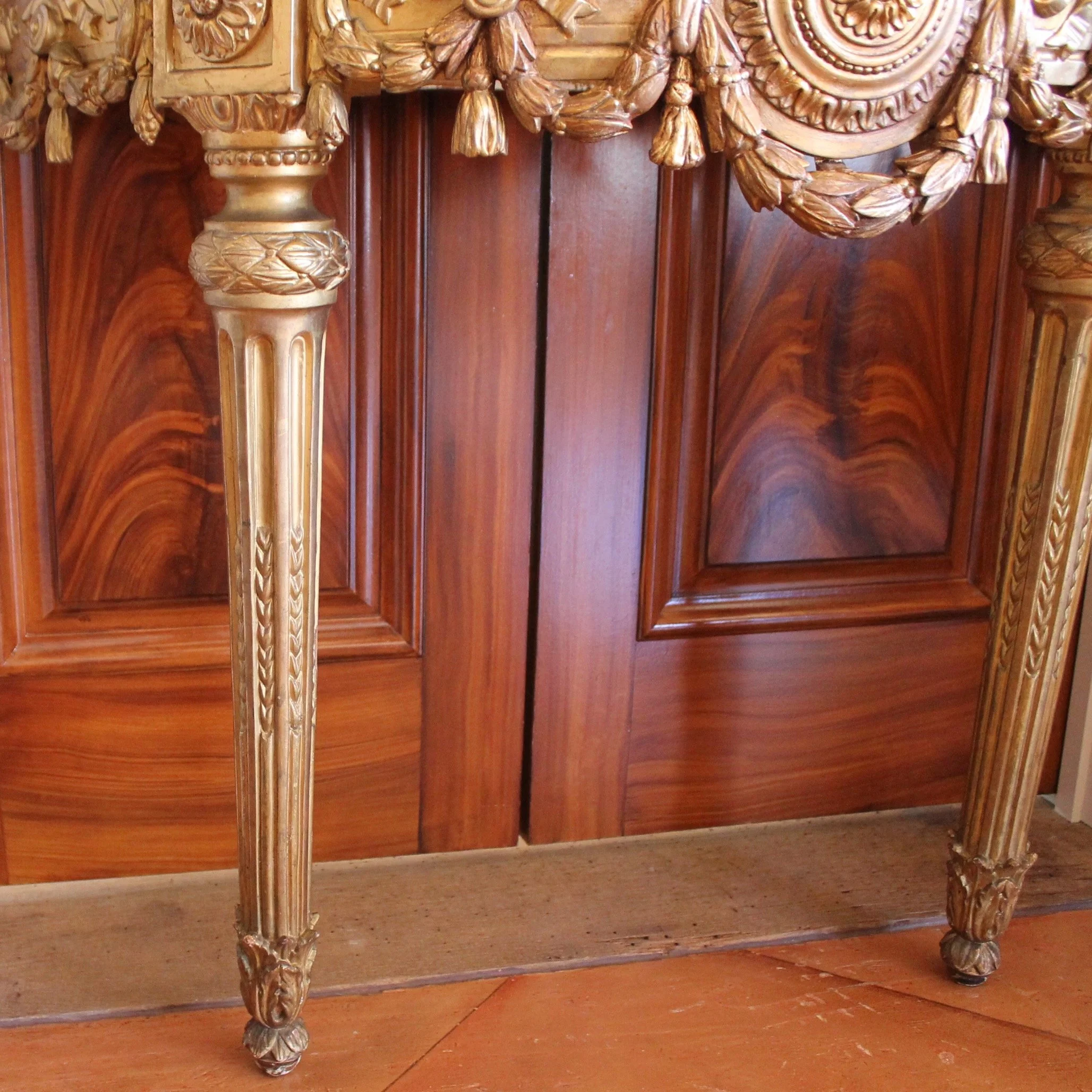 Italian-Neoclassical-Demilune-Gilt-Wood-Console-Table-detail