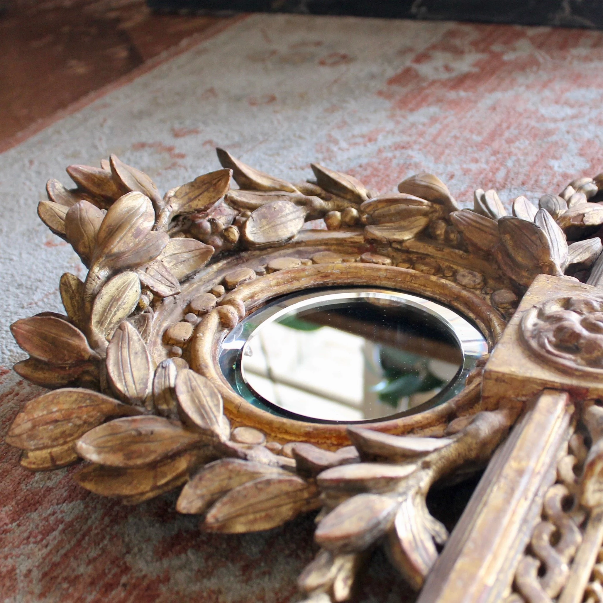 Italian-Giltwood-Neoclassical-Mirror-With-Laurel-Crest (4)Tall-Italian-Neoclassical-Period-Gilt-Wood-Mirror-With-Urn-Crest (1)-detail
