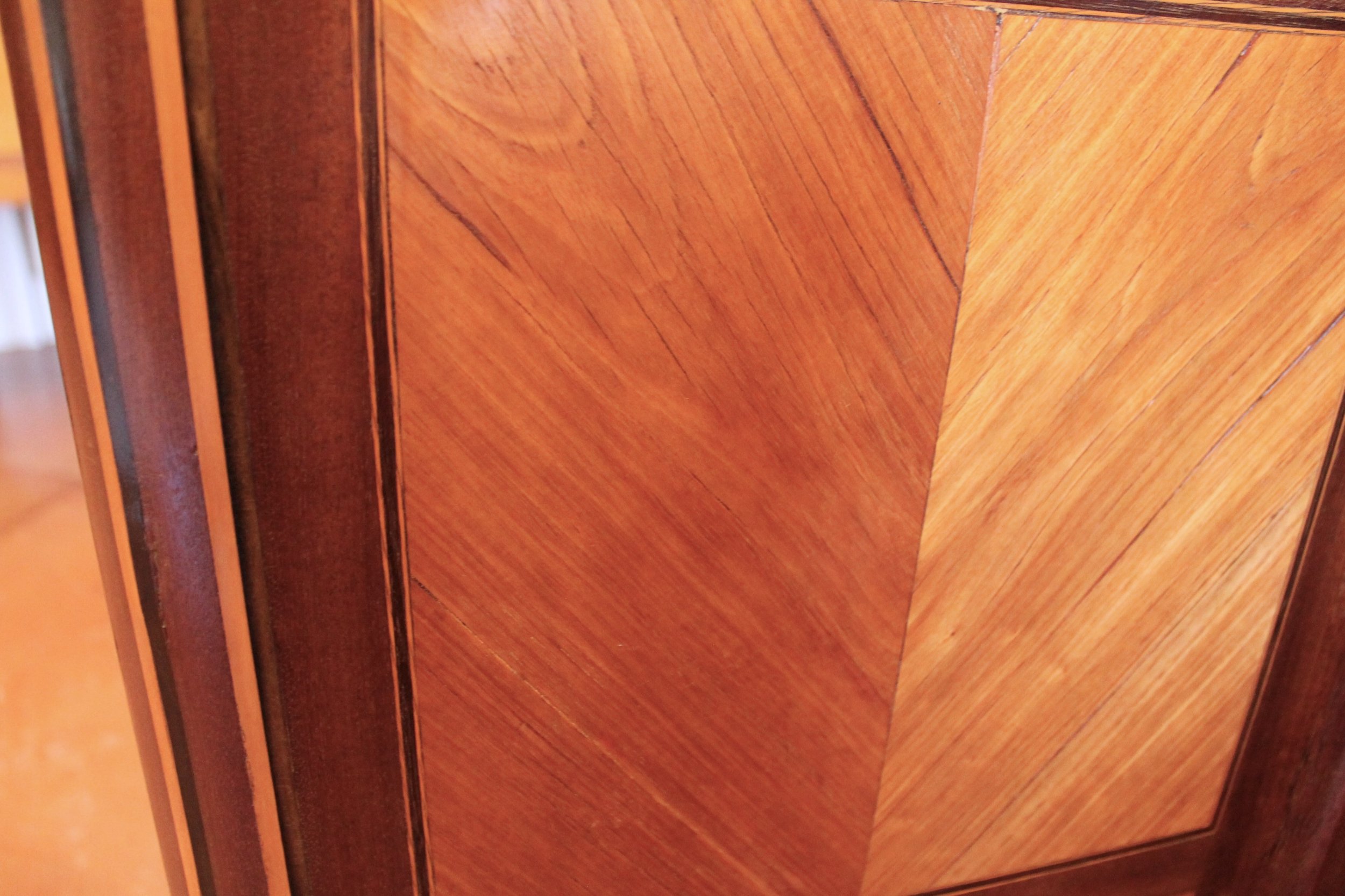 french-transitional-marquetry-commode-with-dark-grey-breche-sainte-anne-marble-top (11)-detail