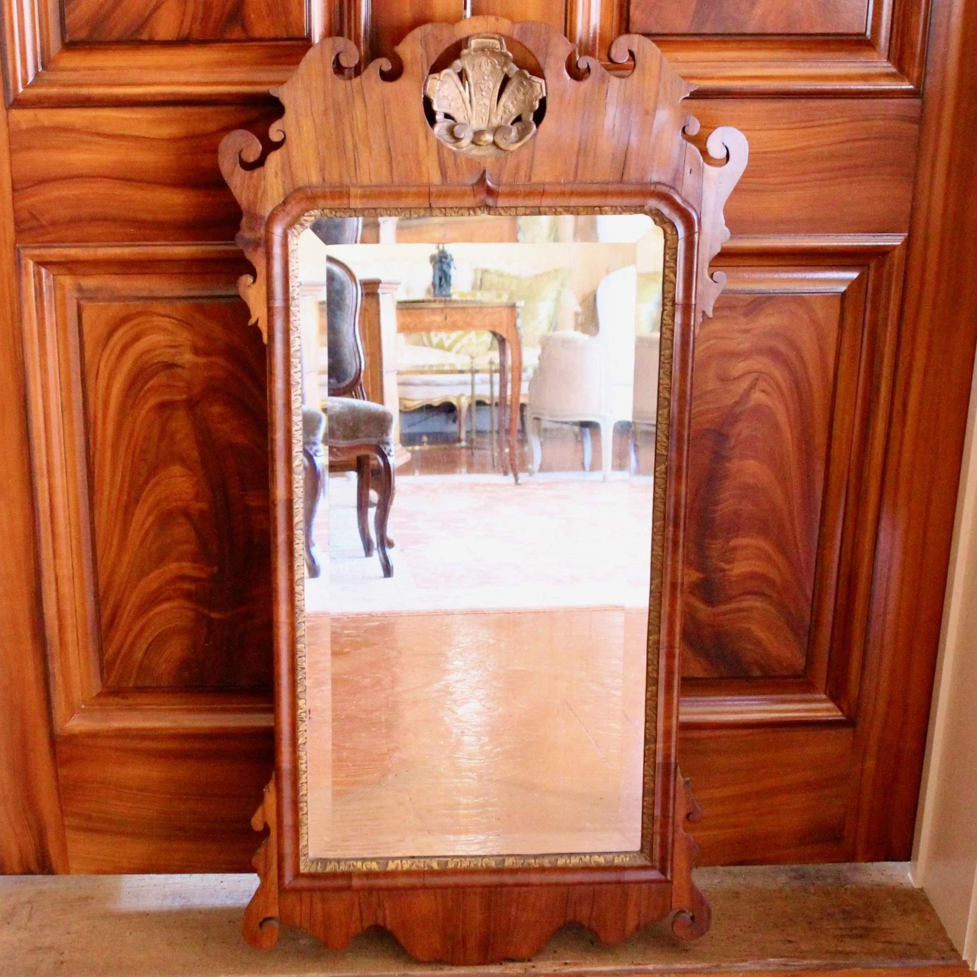 George-II-Period-Walnut-And-Parcel-Gilt-Mirror-With-carved-And-Gilt-Shell-Crest (1)