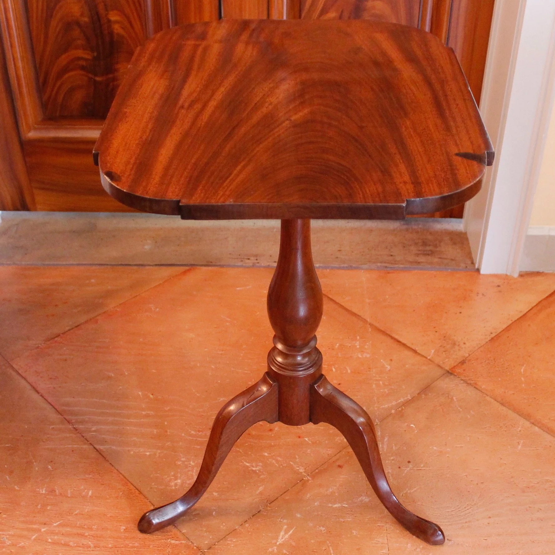 American-New-England-Federal-Mahogany-Tilt-Top-Candlestand-Table (3)