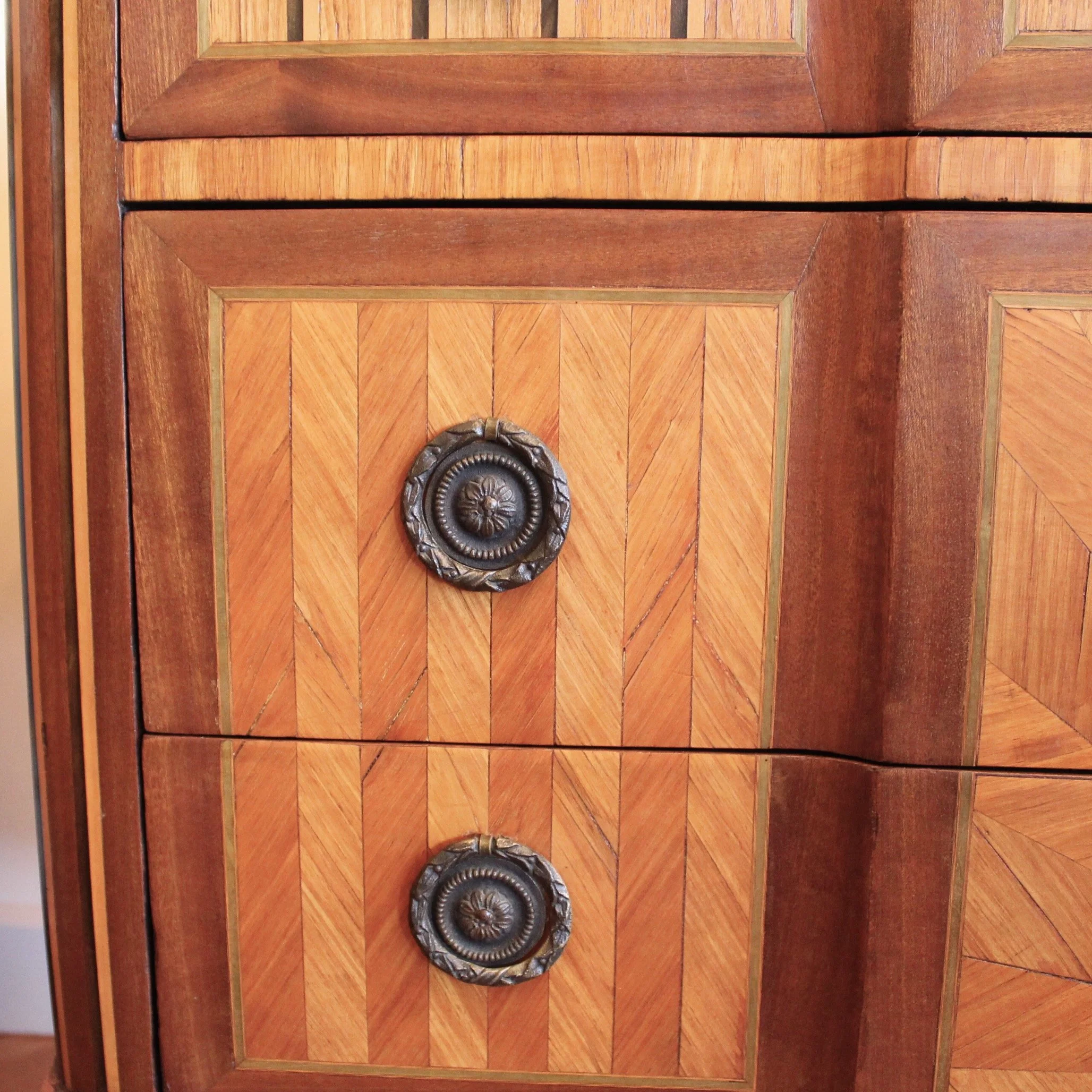 french-transitional-marquetry-commode-with-dark-grey-breche-sainte-anne-marble-top (9)-detail