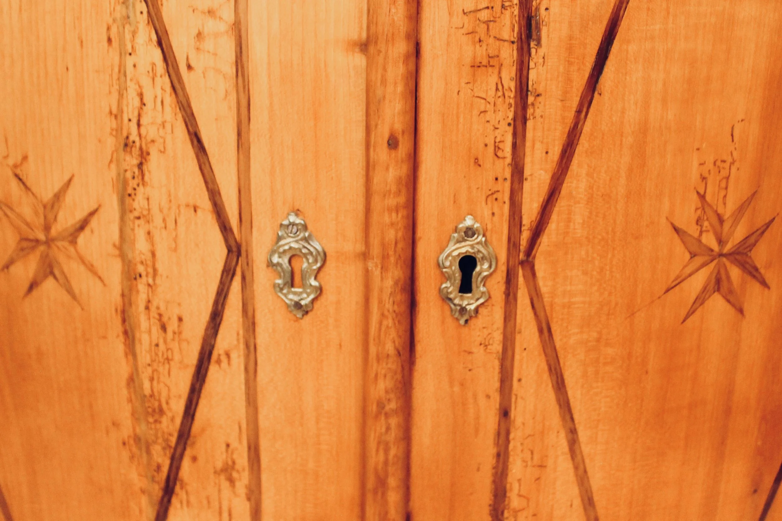 Pair-of-antique-Continental-Fruitwood-Corner-Cabinets-with-Marquetry (12)-detail