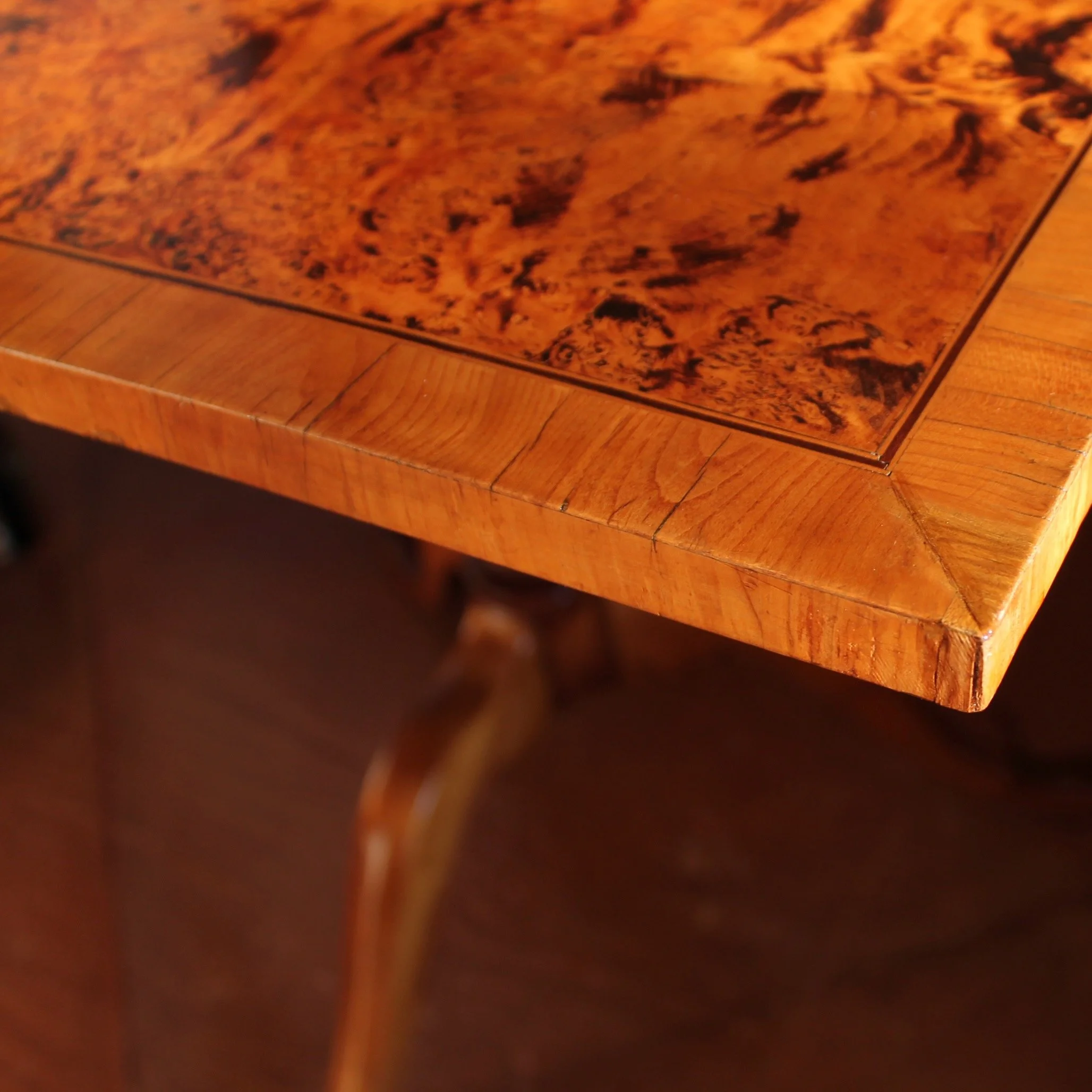 Swedish-Burl-Wood-Square-Tilt-Top-Table-Late -18th-Early-19th-Century (10))-detail